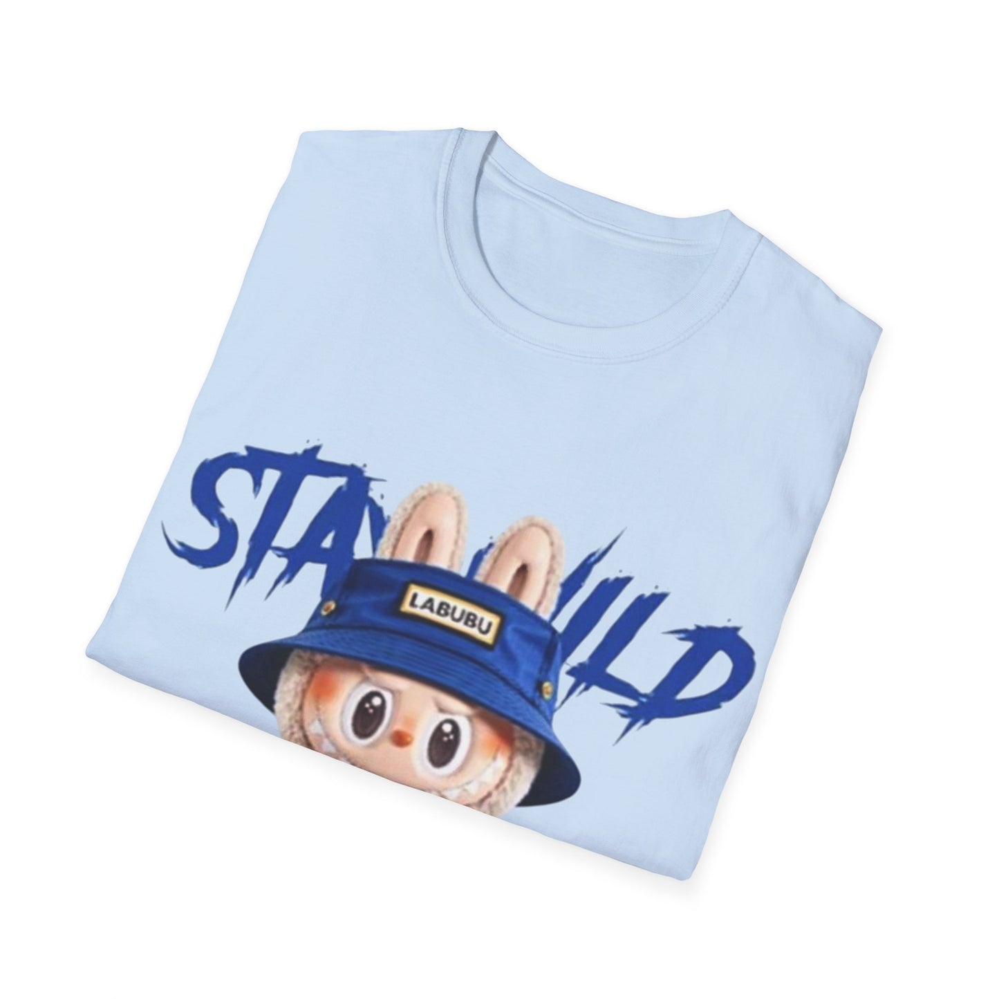 T-Shirt Unisex Labubu Softstyle – Design Kawaii Streetwear con Fiore “Stay Wild”.
