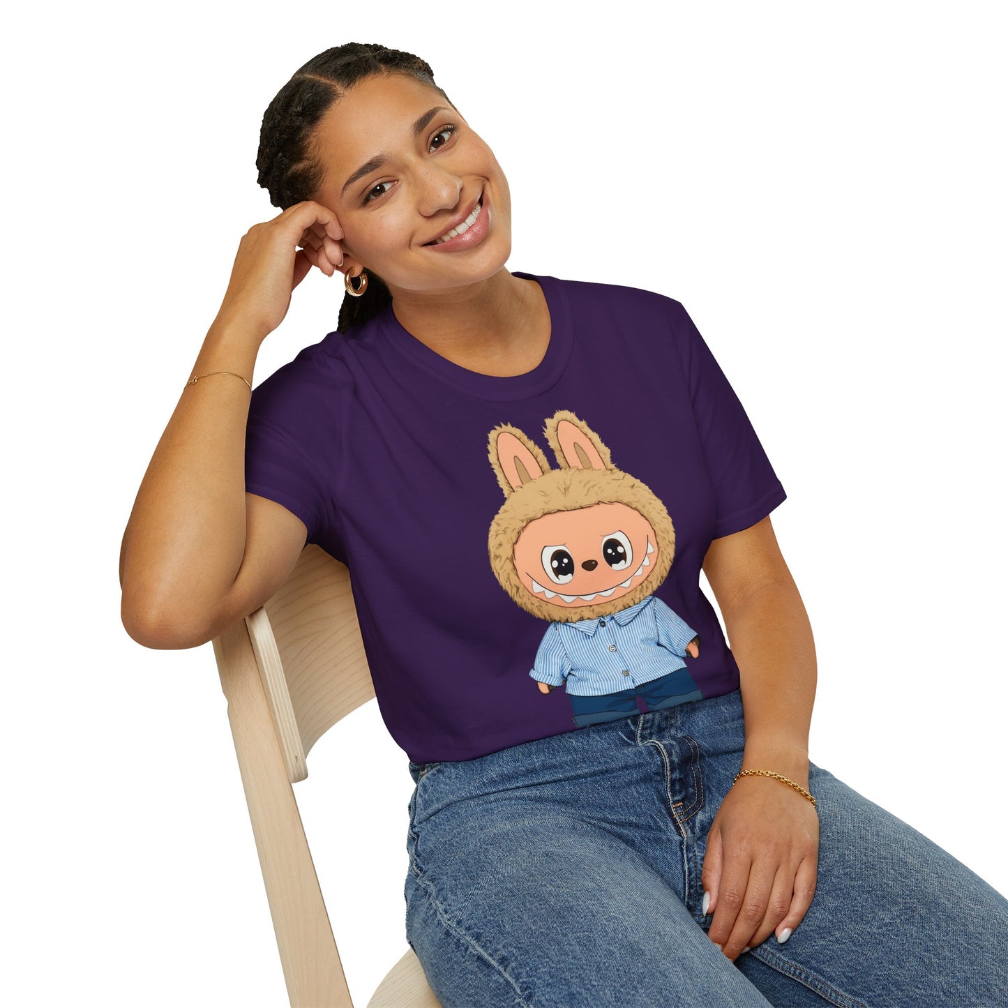 T-Shirt Unisex Labubu Softstyle – Design Kawaii con Camicia a Righe Azzurre.