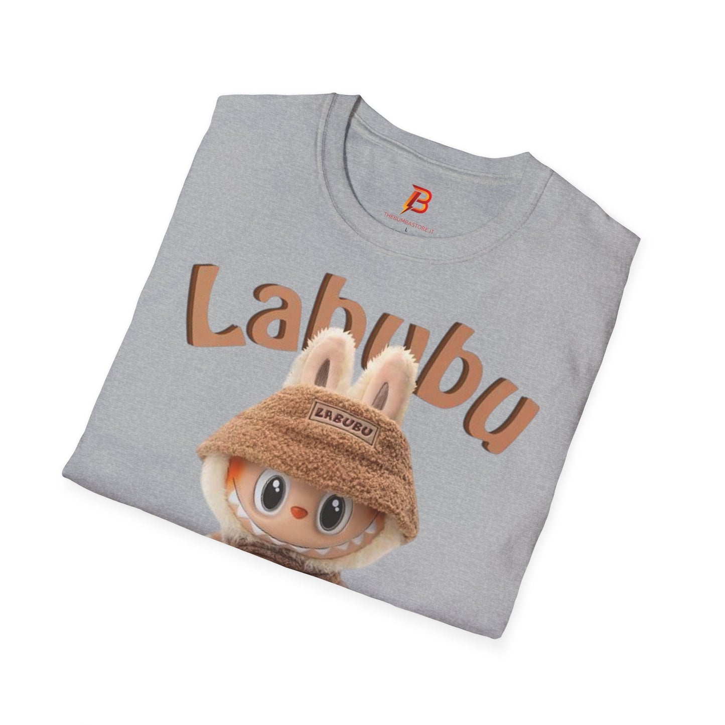 T-Shirt Unisex Labubu Softstyle – Design Kawaii Casual con Bucket Hat “Have a Good Time”.