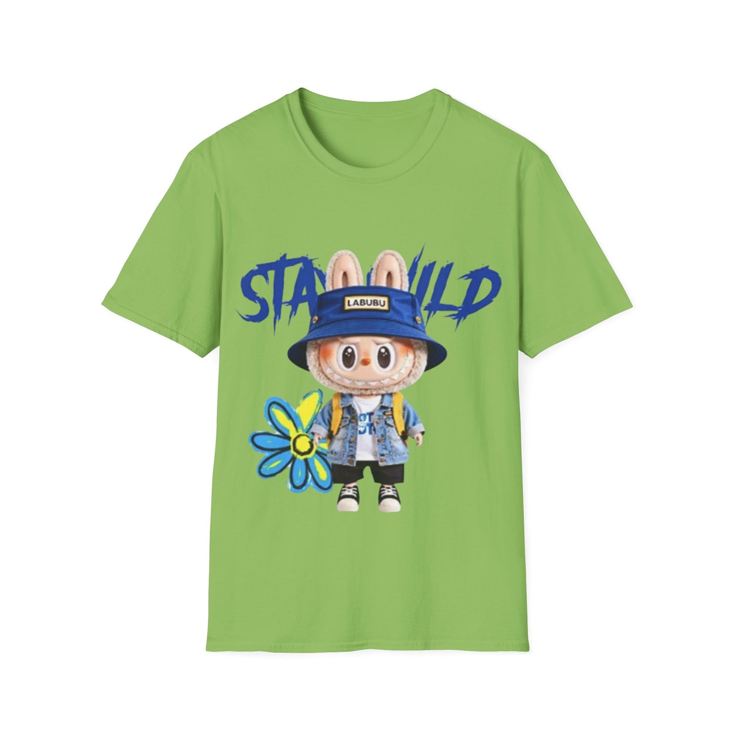T-Shirt Unisex Labubu Softstyle – Design Kawaii Streetwear con Fiore “Stay Wild”.