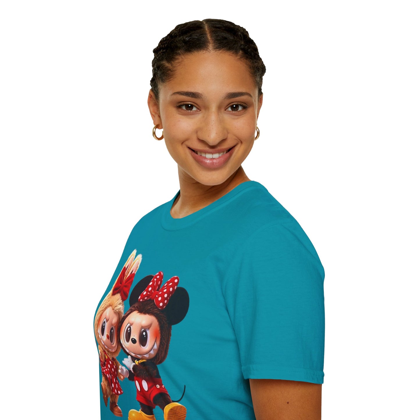 T-Shirt Unisex Labubu Softstyle  – Design Kawaii Coppia in Stile Minnie & Mickey.