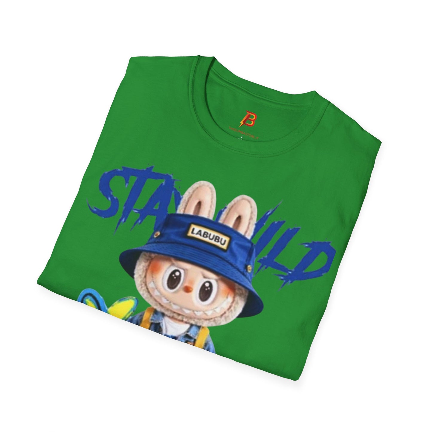 T-Shirt Unisex Labubu Softstyle – Design Kawaii Streetwear con Fiore “Stay Wild”.