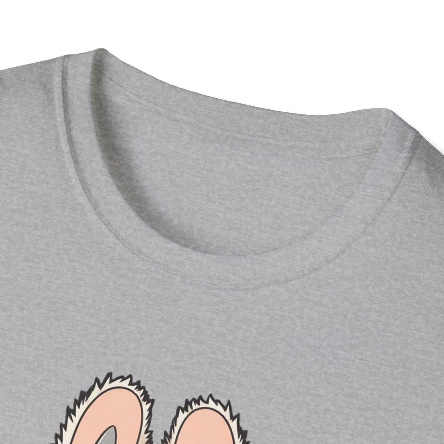 T-Shirt Unisex Labubu Softstyle – Design Kawaii con Salopette Orsetto.