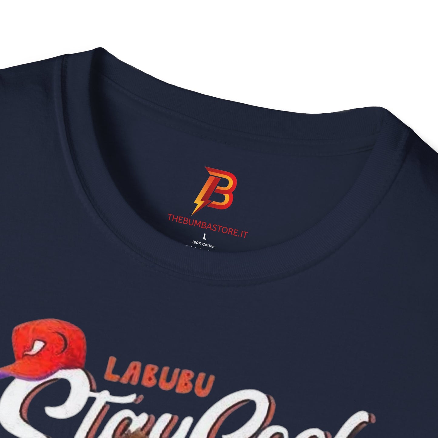 T-Shirt Unisex Labubu Softstyle – Design Streetwear Kawaii “Stay Cool”.