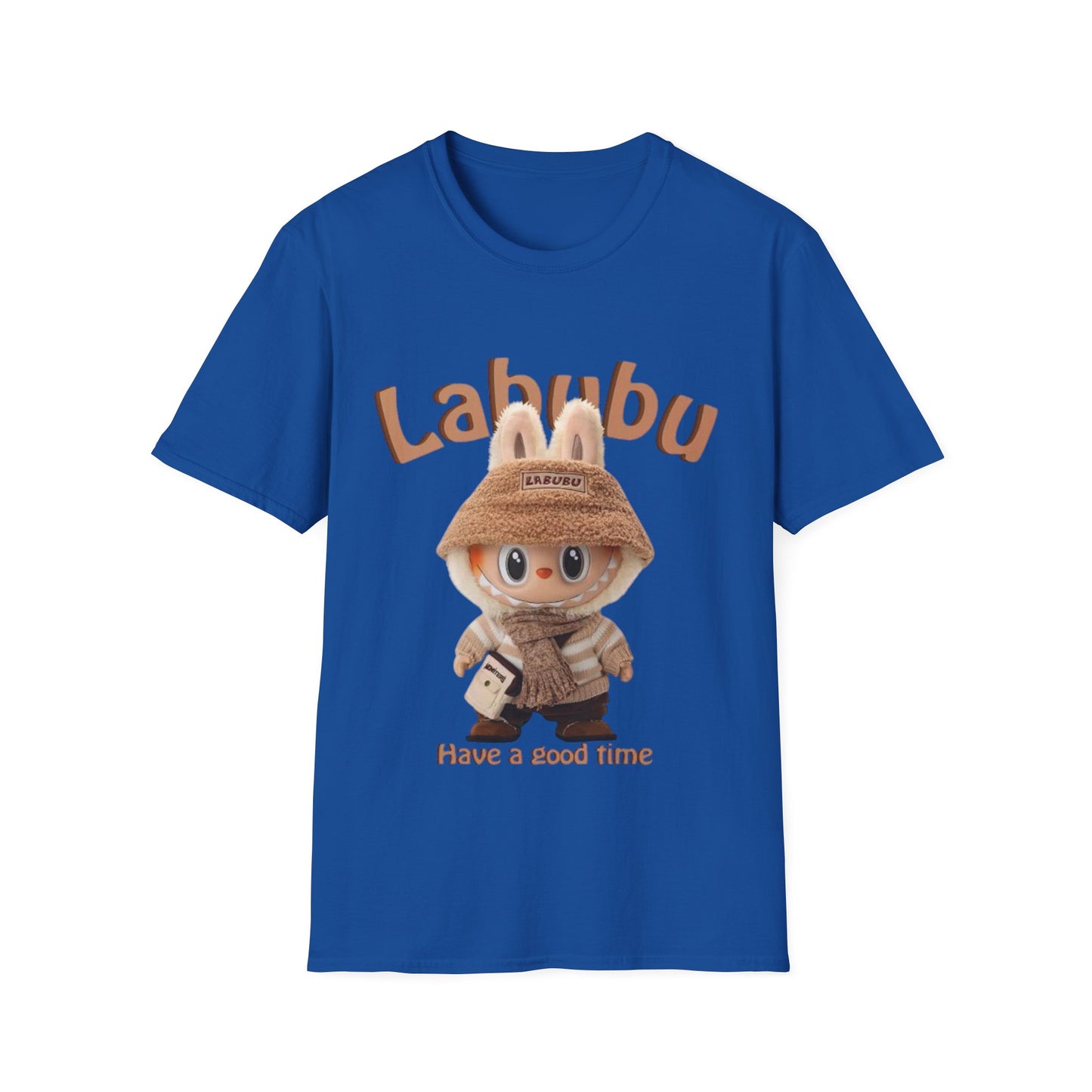 T-Shirt Unisex Labubu Softstyle – Design Kawaii Casual con Bucket Hat “Have a Good Time”.