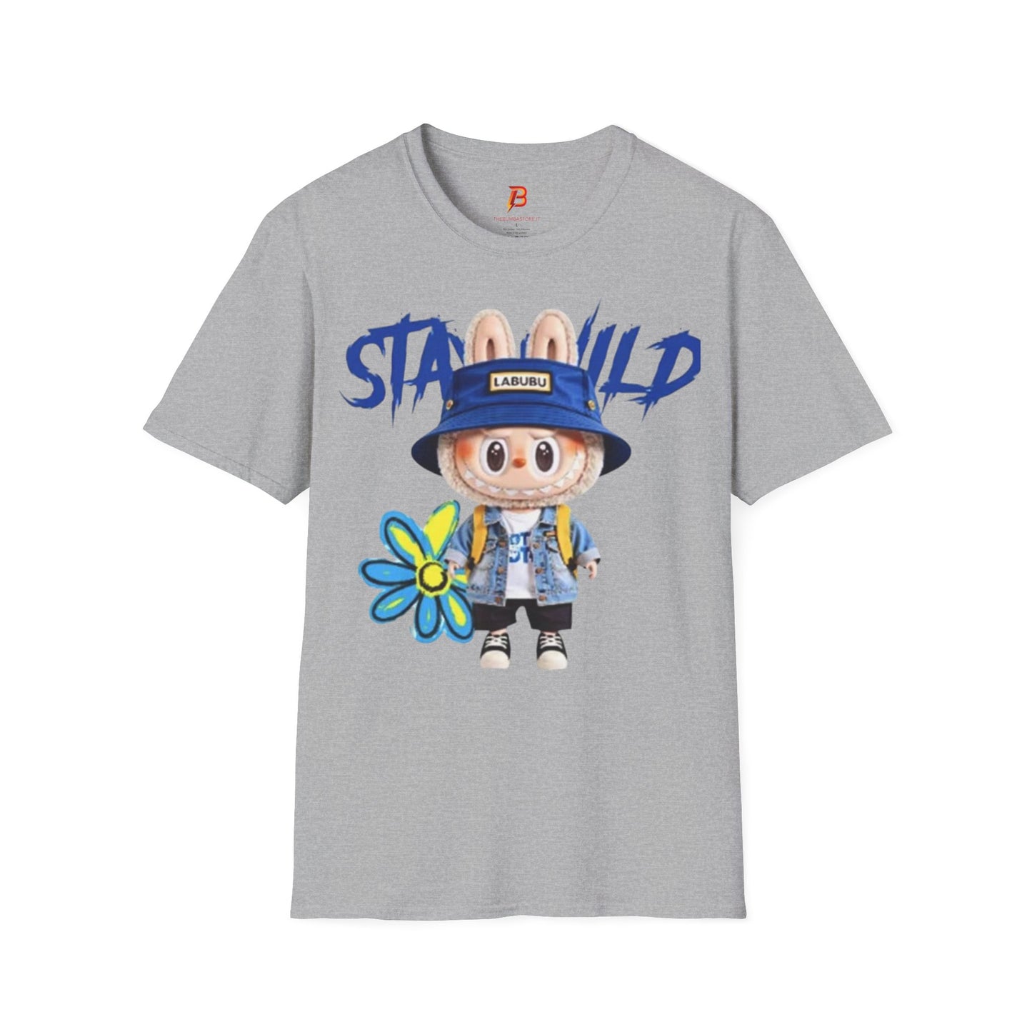 T-Shirt Unisex Labubu Softstyle – Design Kawaii Streetwear con Fiore “Stay Wild”.