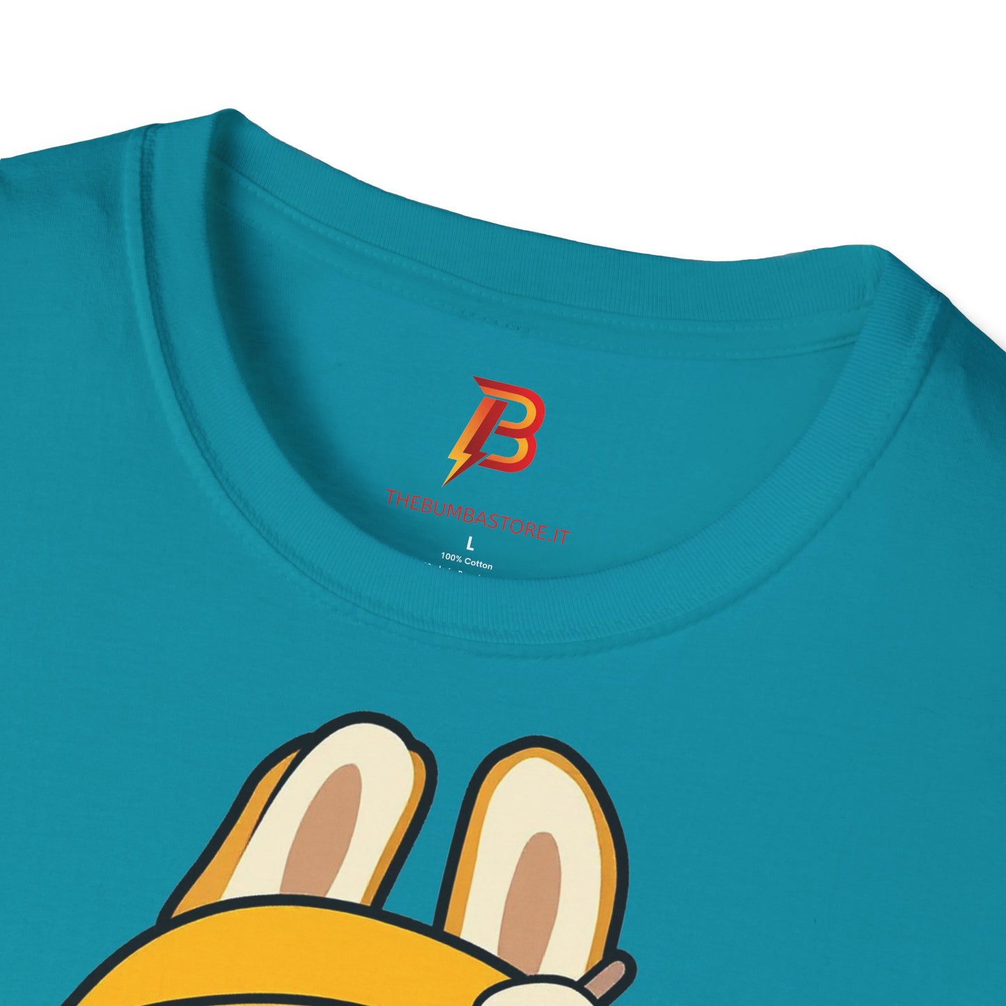 T-Shirt Unisex Labubu Softstyle – Design Kawaii con Cappello e Salopette.