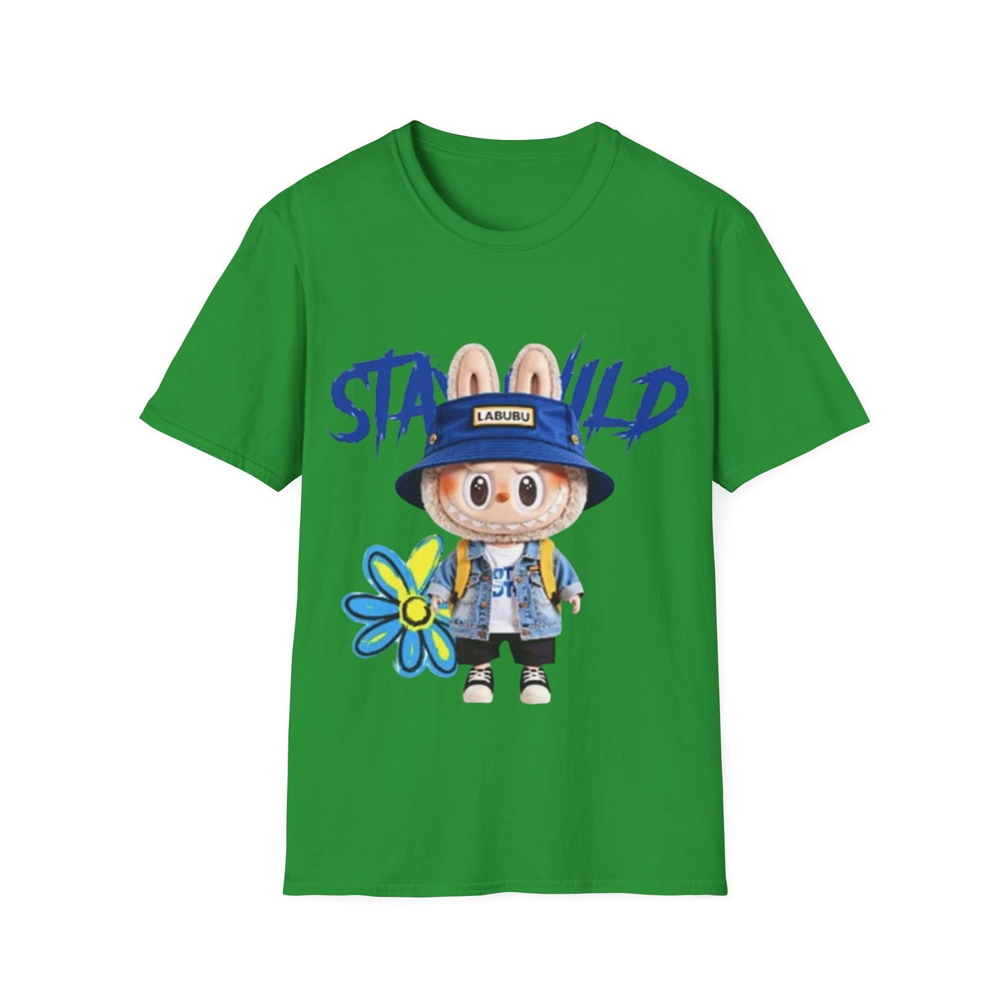 T-Shirt Unisex Labubu Softstyle – Design Kawaii Streetwear con Fiore “Stay Wild”.