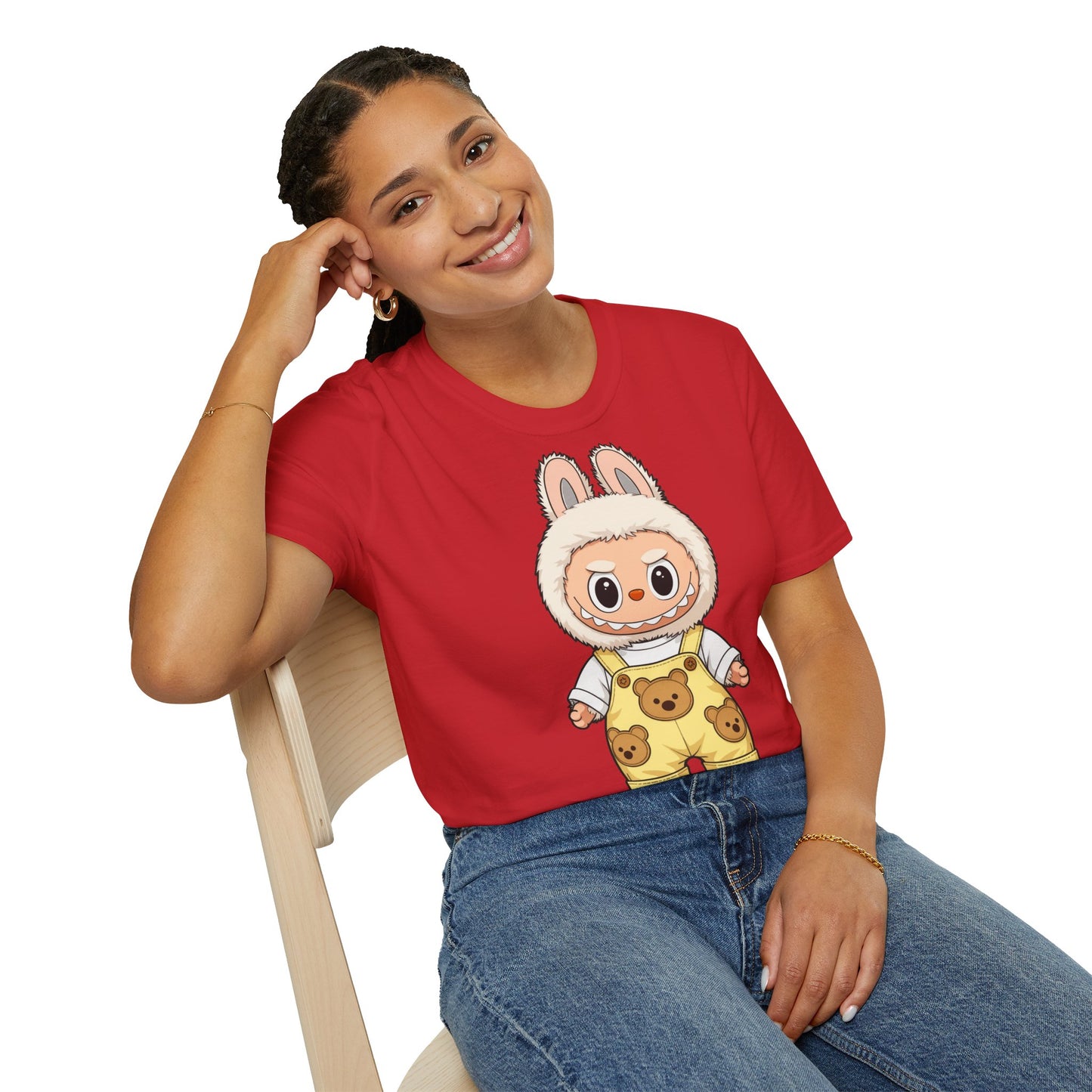 T-Shirt Unisex Labubu Softstyle – Design Kawaii con Salopette Orsetto.