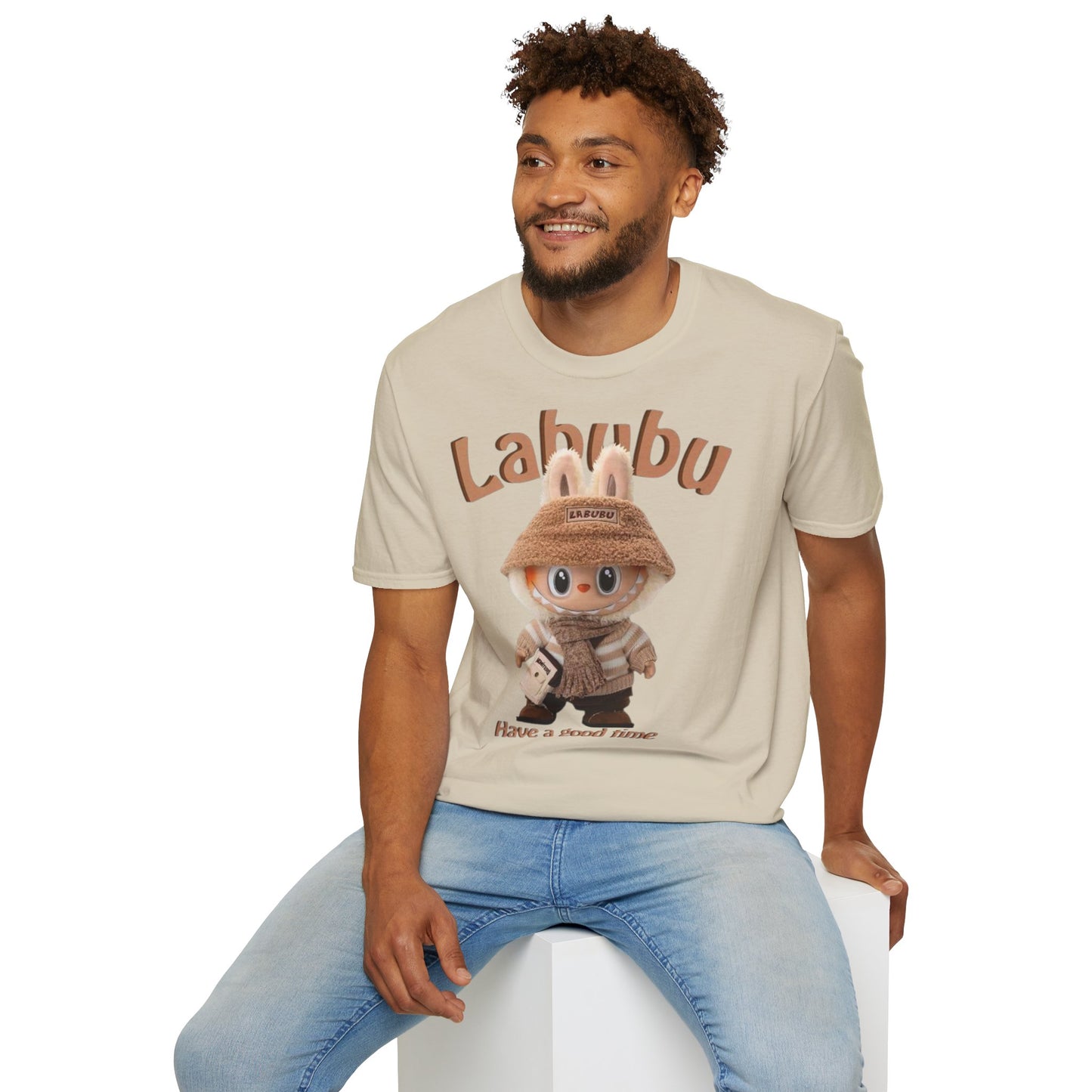 T-Shirt Unisex Labubu Softstyle – Design Kawaii Casual con Bucket Hat “Have a Good Time”.