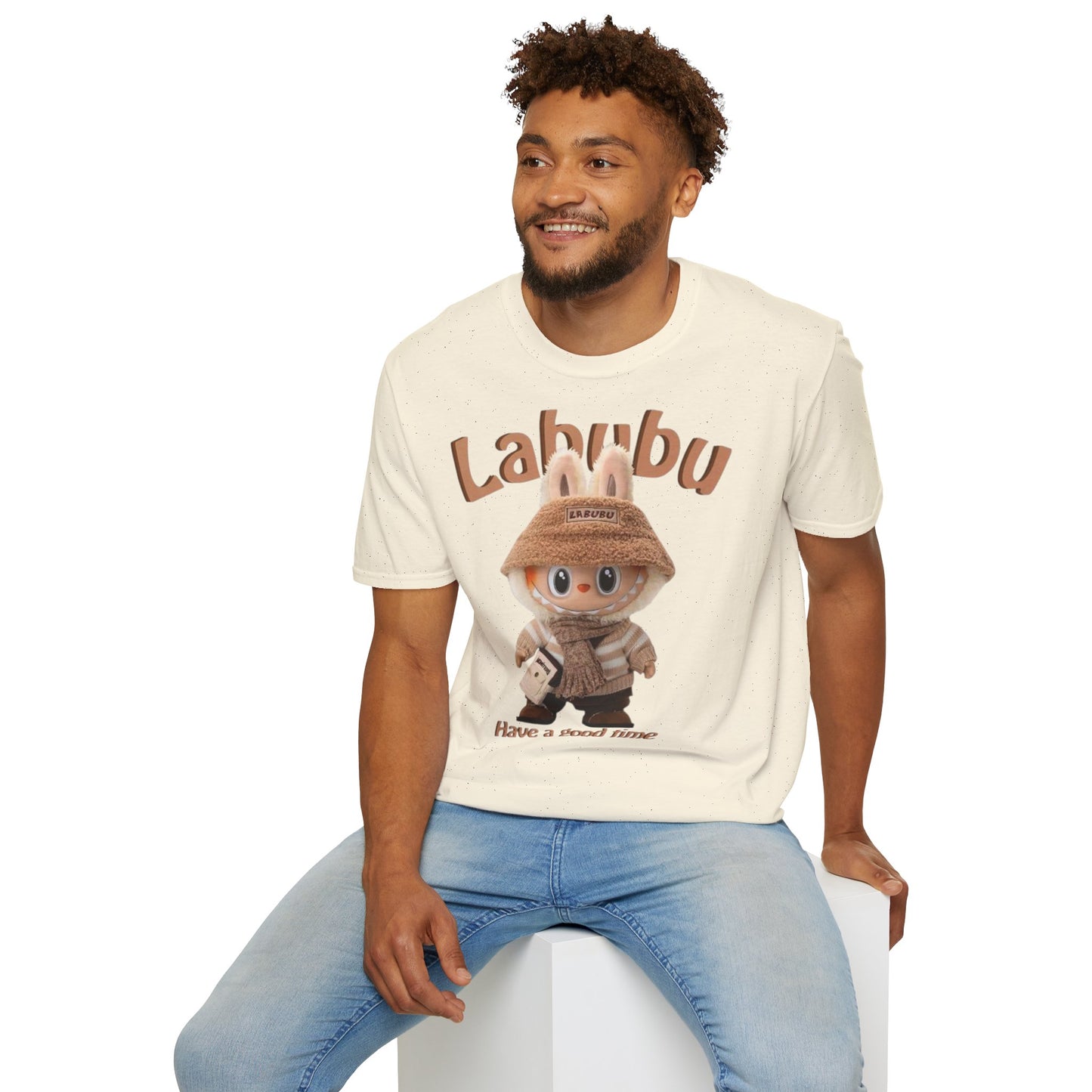 T-Shirt Unisex Labubu Softstyle – Design Kawaii Casual con Bucket Hat “Have a Good Time”.