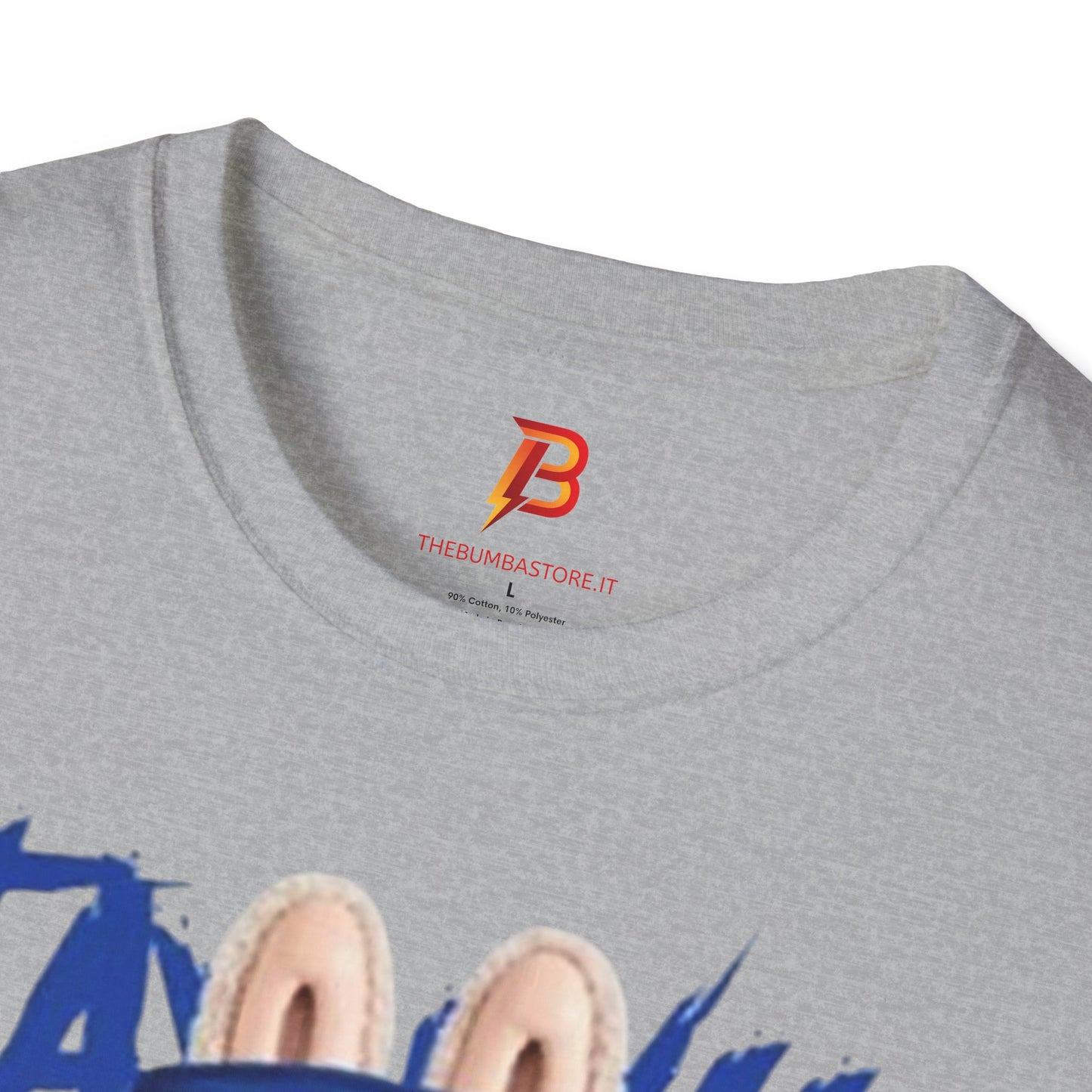 T-Shirt Unisex Labubu Softstyle – Design Kawaii Streetwear con Fiore “Stay Wild”.