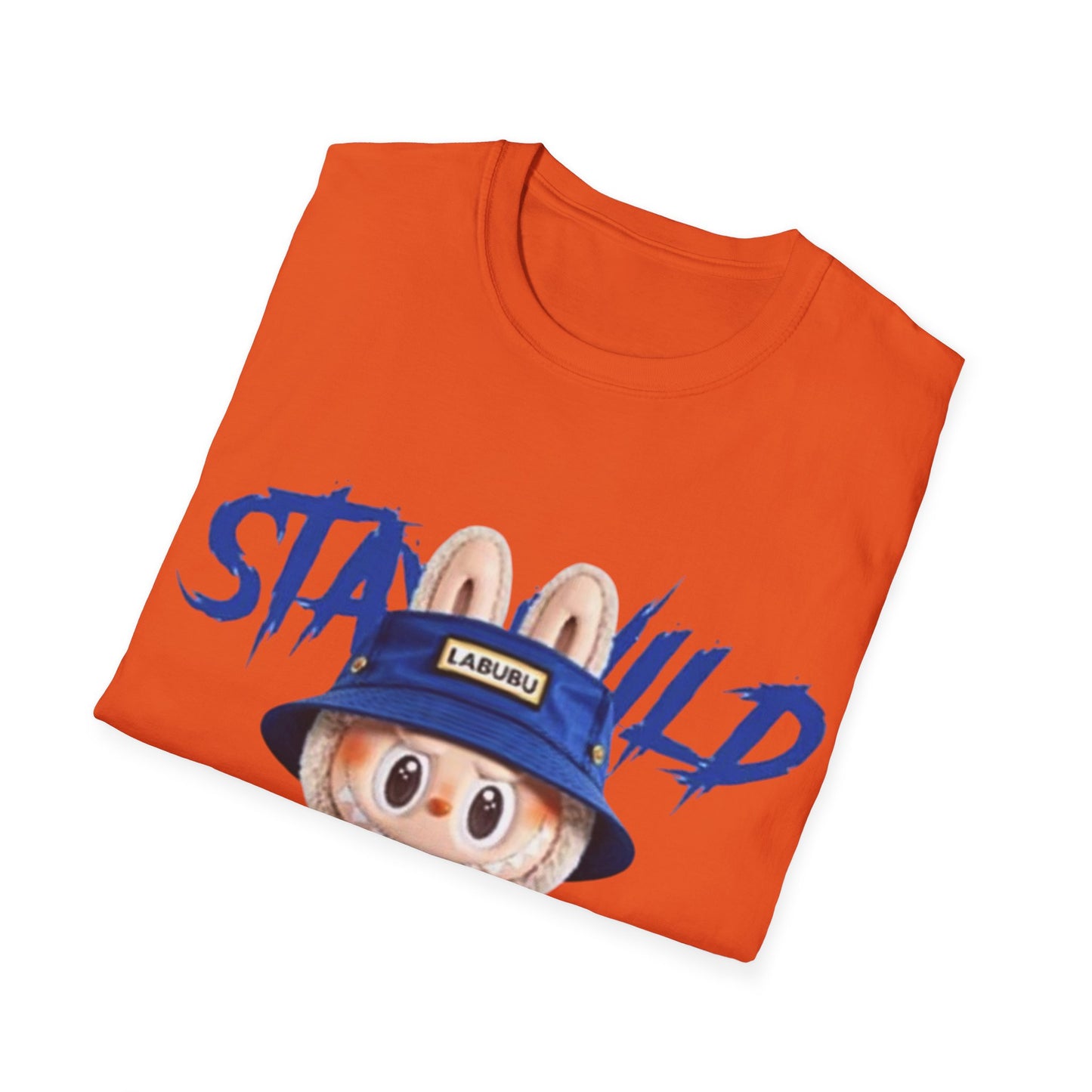 T-Shirt Unisex Labubu Softstyle – Design Kawaii Streetwear con Fiore “Stay Wild”.