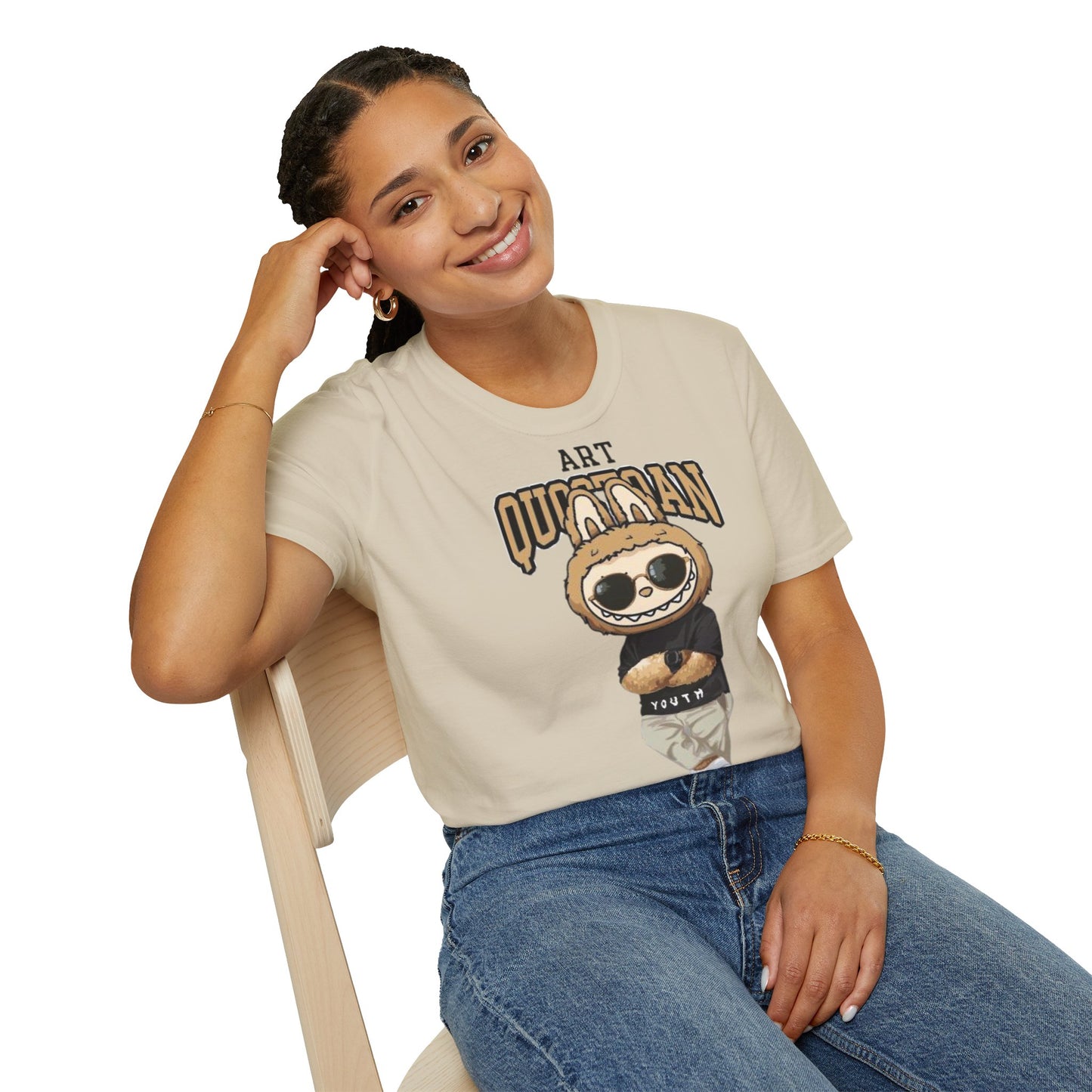 T-Shirt Unisex Labubu Softstyle – Design Urban Kawaii con Occhiali da Sole.