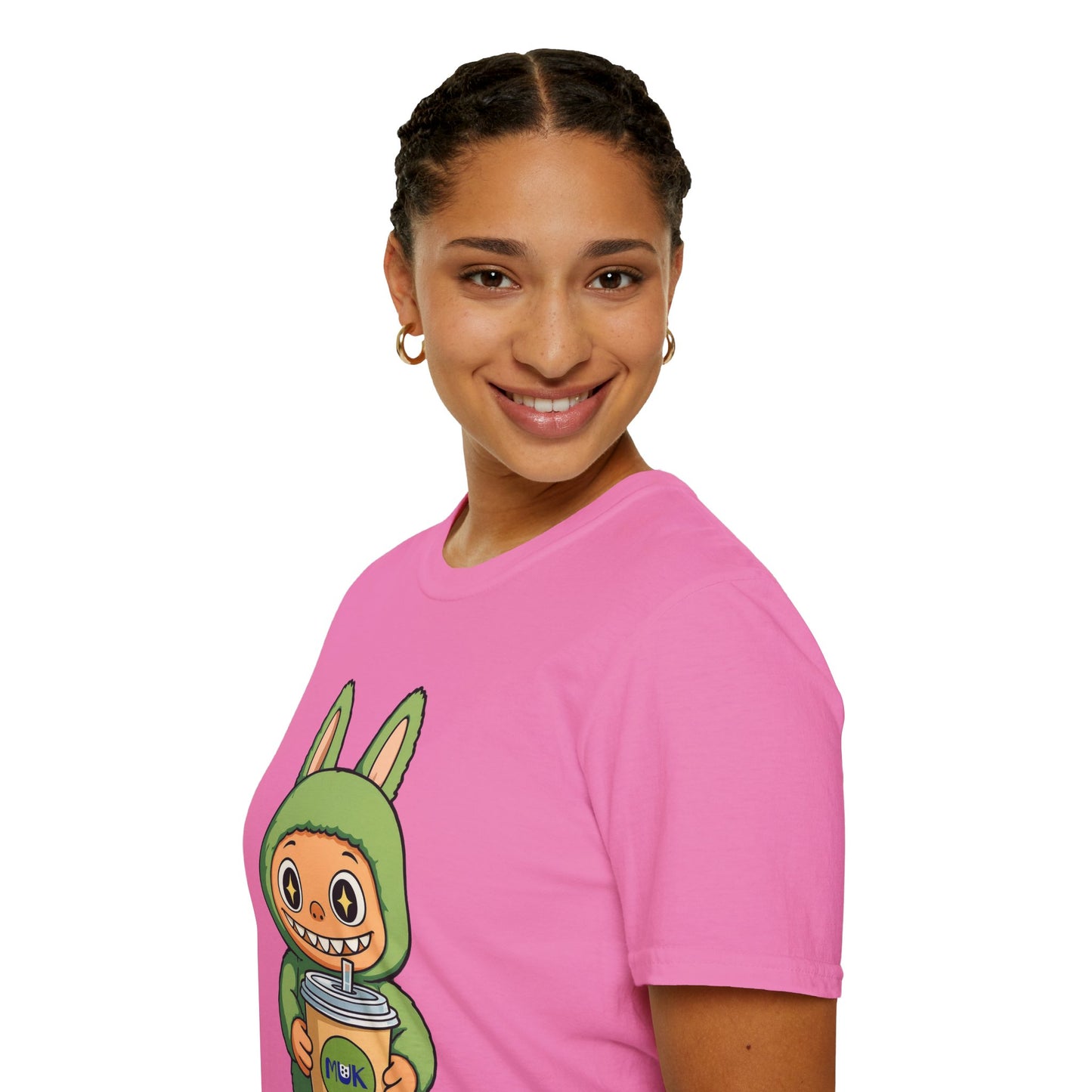 T-Shirt Unisex Labubu Softstyle – Design Kawaii con Bubble Tea.