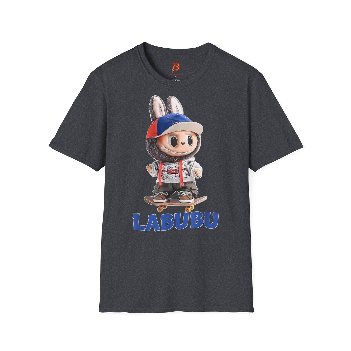 T-Shirt Unisex Labubu Softstyle Arancione – Design Streetwear con Skateboard.