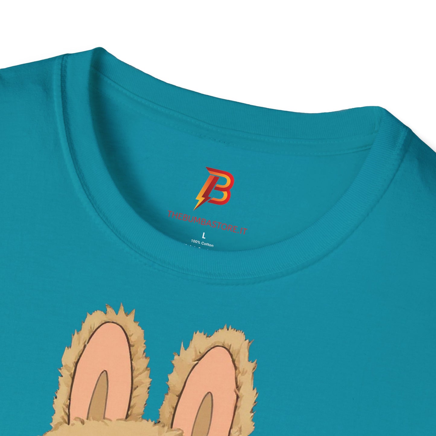 T-Shirt Unisex Labubu Softstyle – Design Kawaii con Camicia a Righe Azzurre.
