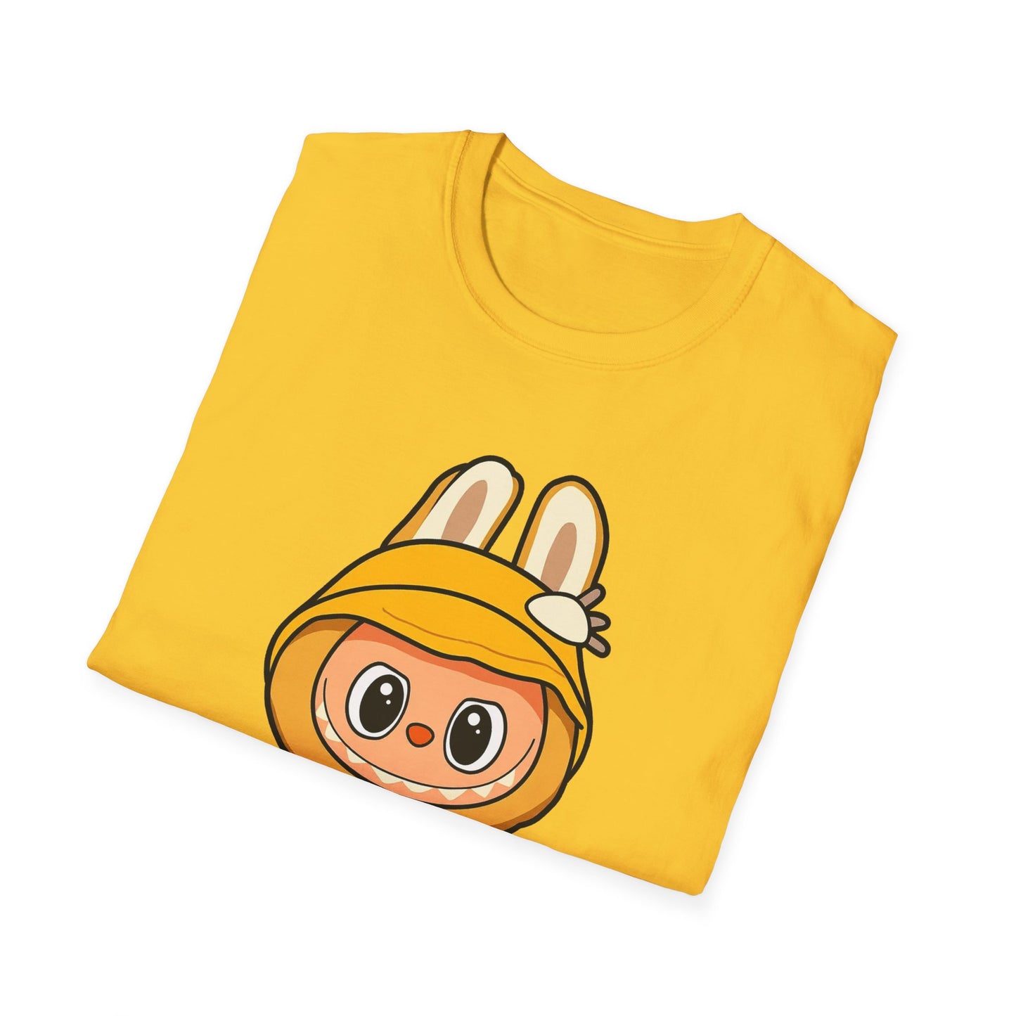 T-Shirt Unisex Labubu Softstyle – Design Kawaii con Cappello e Salopette.