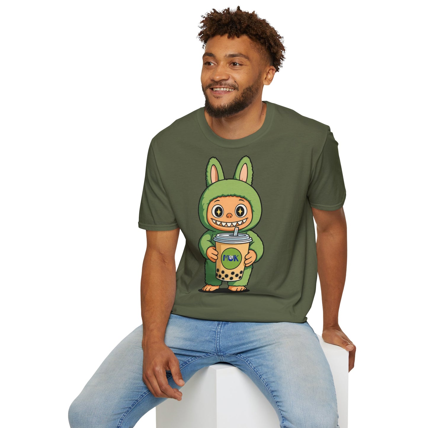 T-Shirt Unisex Labubu Softstyle – Design Kawaii con Bubble Tea.