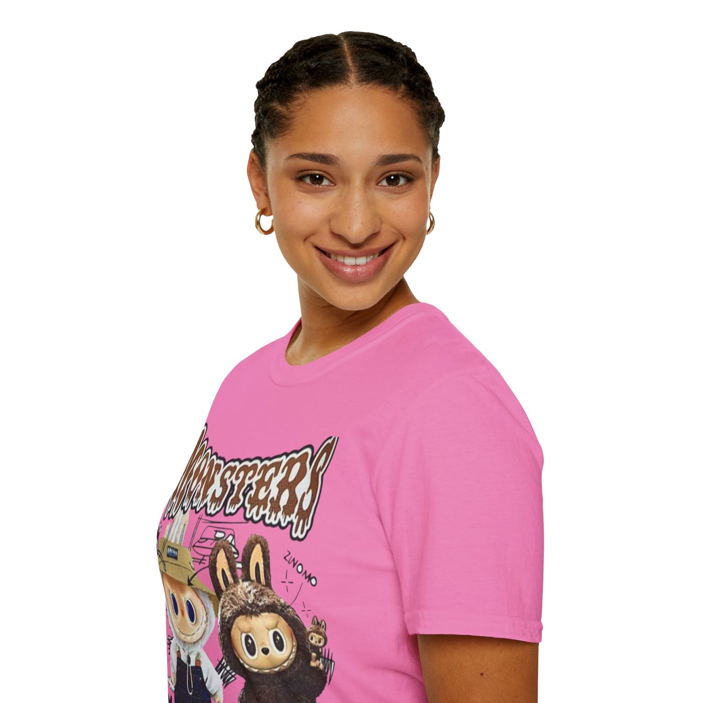 T-Shirt Unisex Labubu Softstyle – Design Monsters Kawaii con Coppia Iconica.