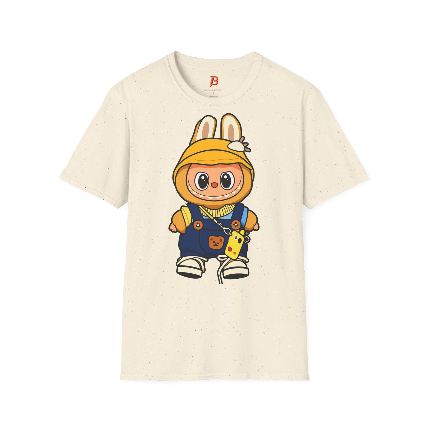 T-Shirt Unisex Labubu Softstyle – Design Kawaii con Cappello e Salopette.