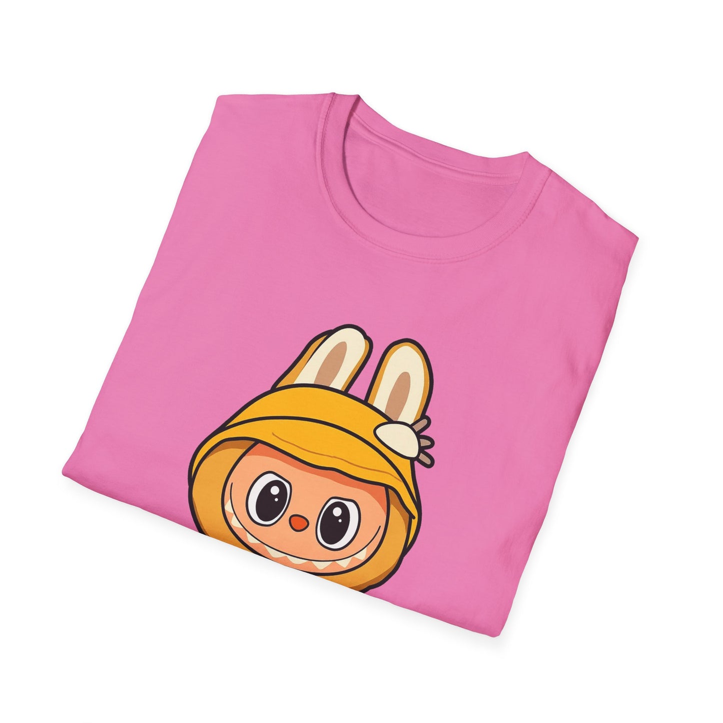 T-Shirt Unisex Labubu Softstyle – Design Kawaii con Cappello e Salopette.