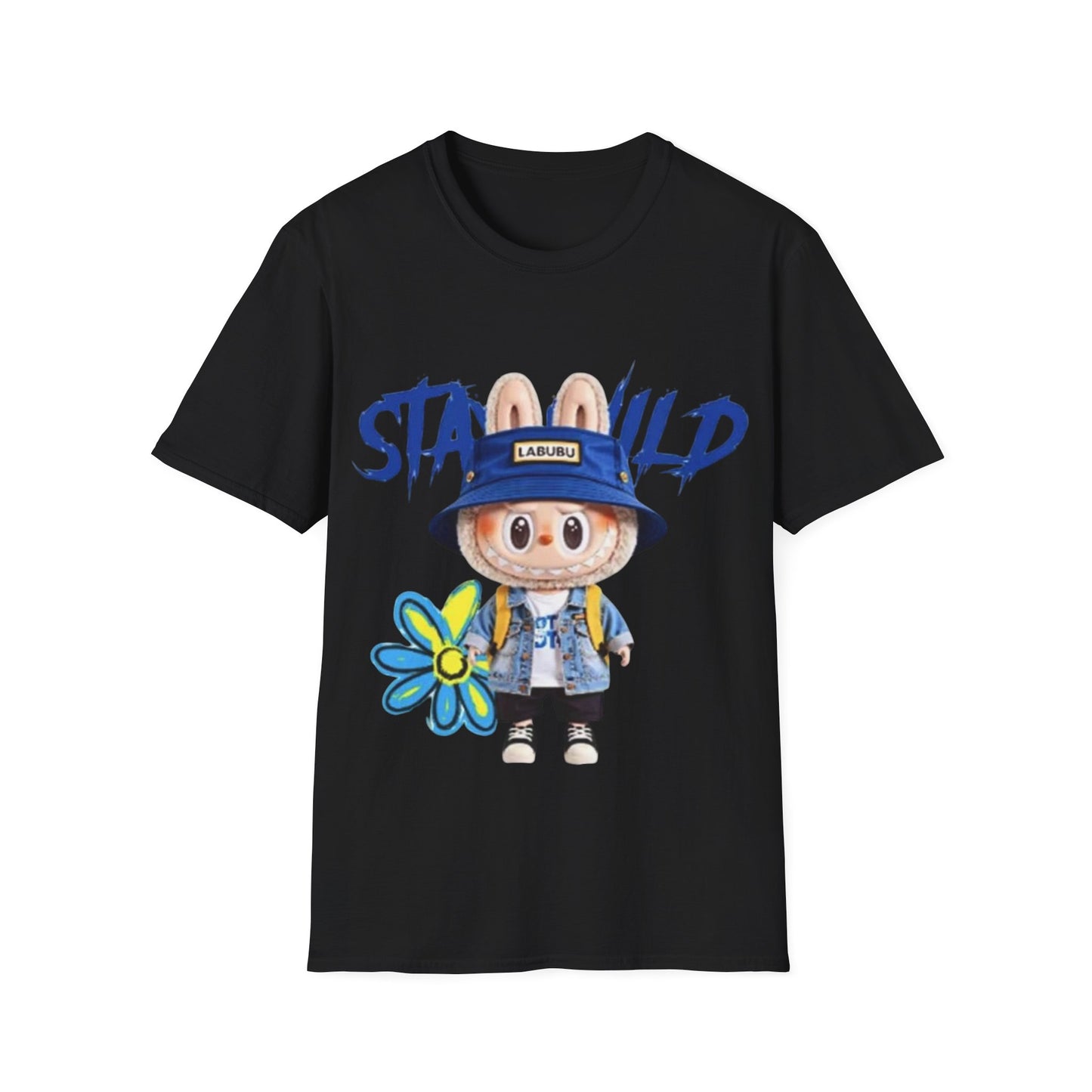 T-Shirt Unisex Labubu Softstyle – Design Kawaii Streetwear con Fiore “Stay Wild”.