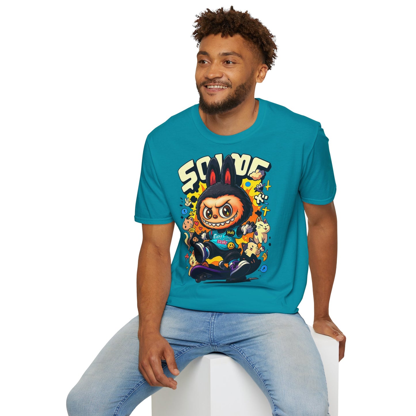 T-Shirt Unisex Labubu Softstyle  – Design Kawaii Streetwear con Skateboard.