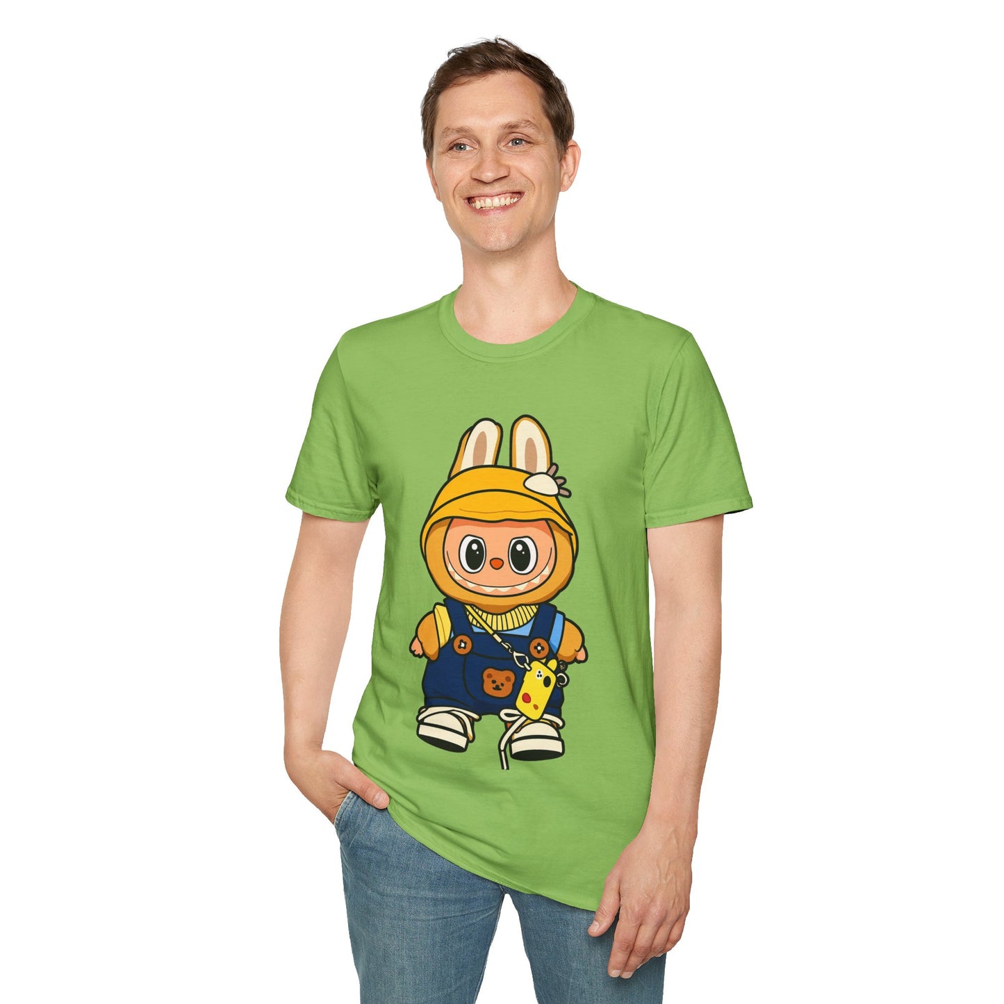 T-Shirt Unisex Labubu Softstyle – Design Kawaii con Cappello e Salopette.