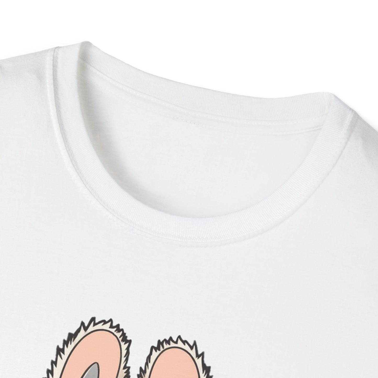 T-Shirt Unisex Labubu Softstyle – Design Kawaii con Salopette Orsetto.