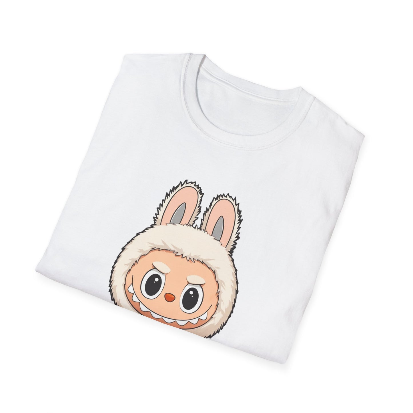 T-Shirt Unisex Labubu Softstyle – Design Kawaii con Salopette Orsetto.