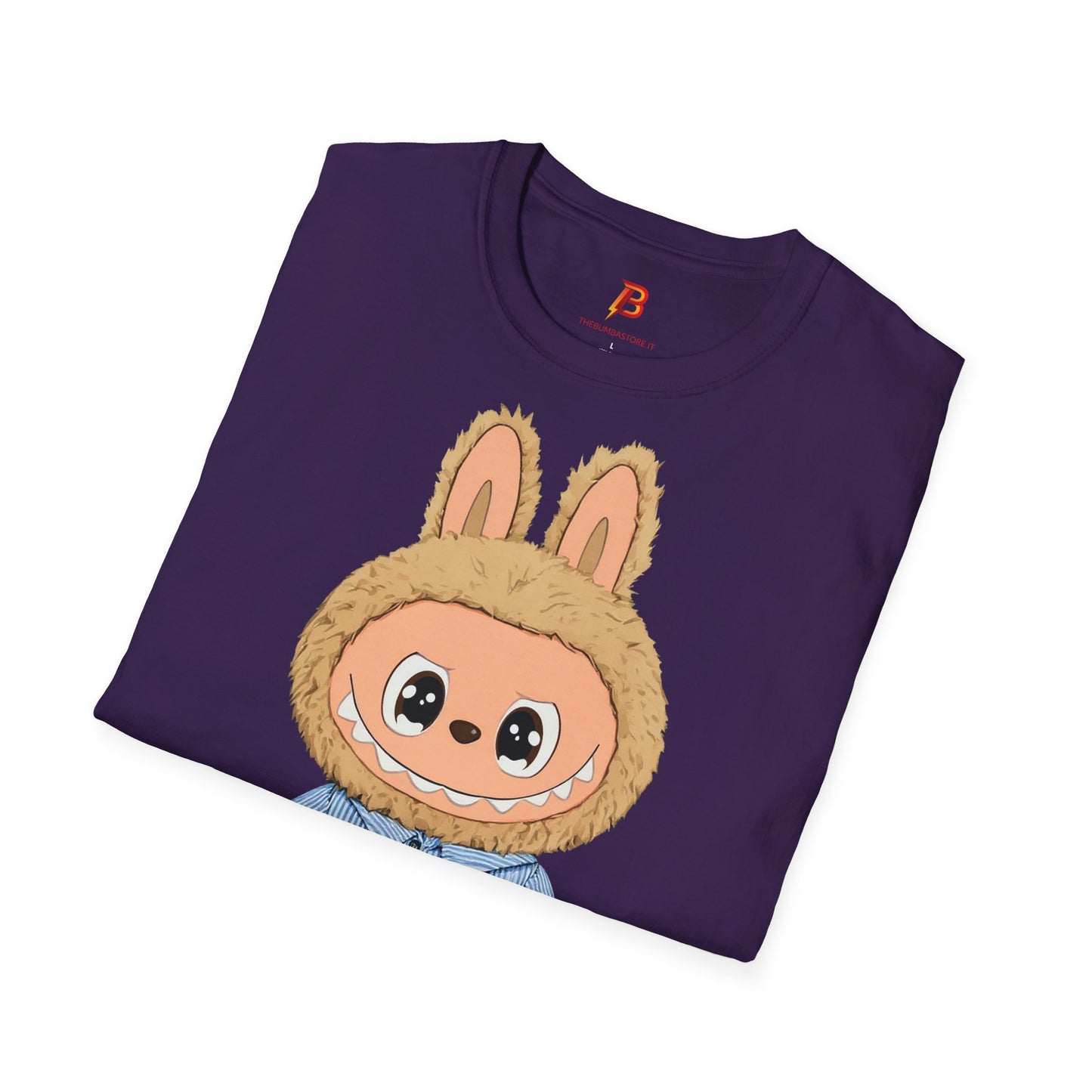 T-Shirt Unisex Labubu Softstyle – Design Kawaii con Camicia a Righe Azzurre.