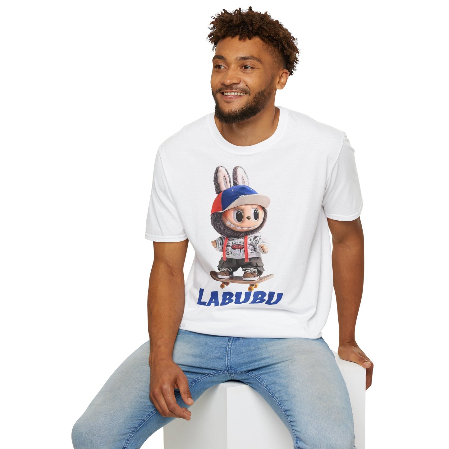 T-Shirt Unisex Labubu Softstyle Arancione – Design Streetwear con Skateboard.