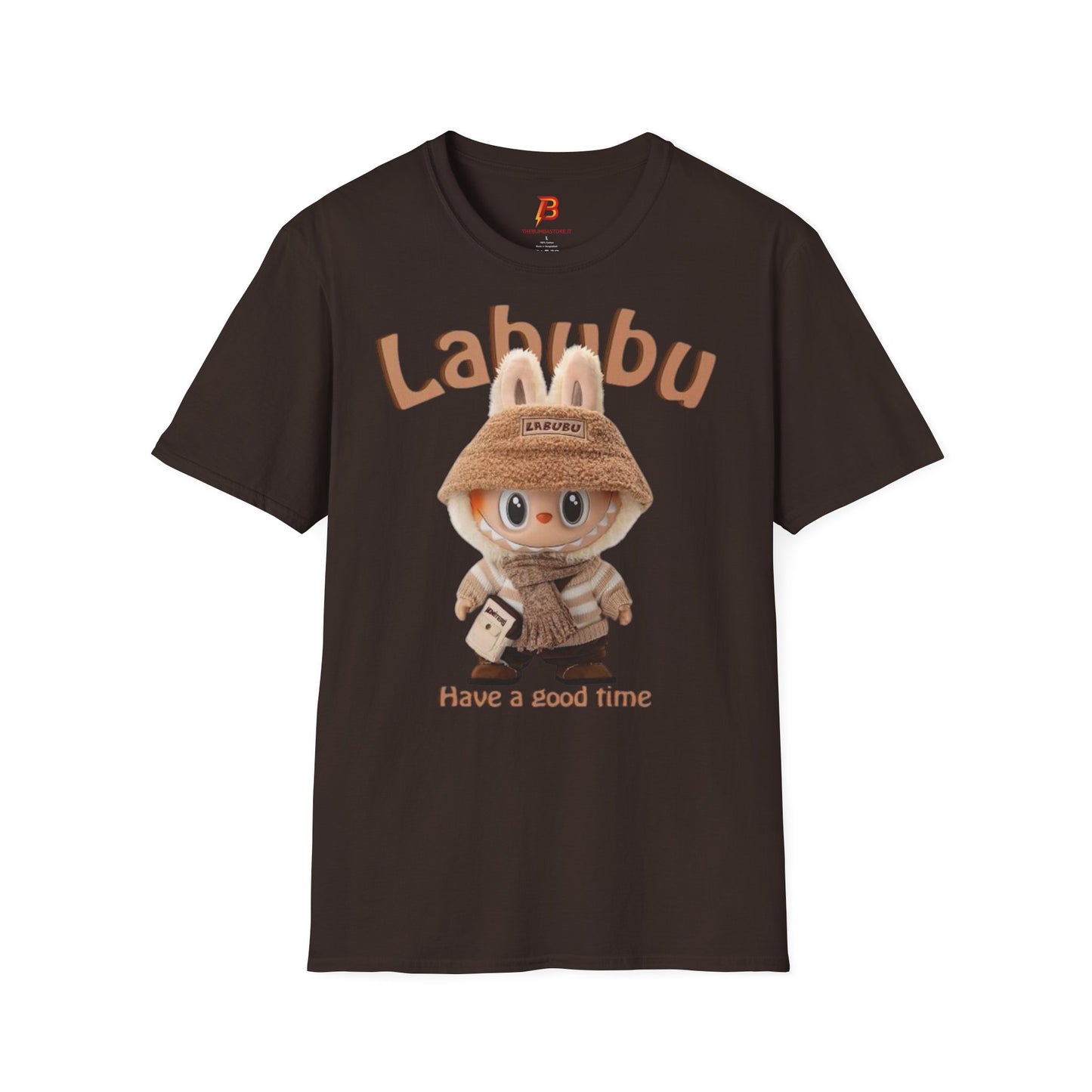 T-Shirt Unisex Labubu Softstyle – Design Kawaii Casual con Bucket Hat “Have a Good Time”.