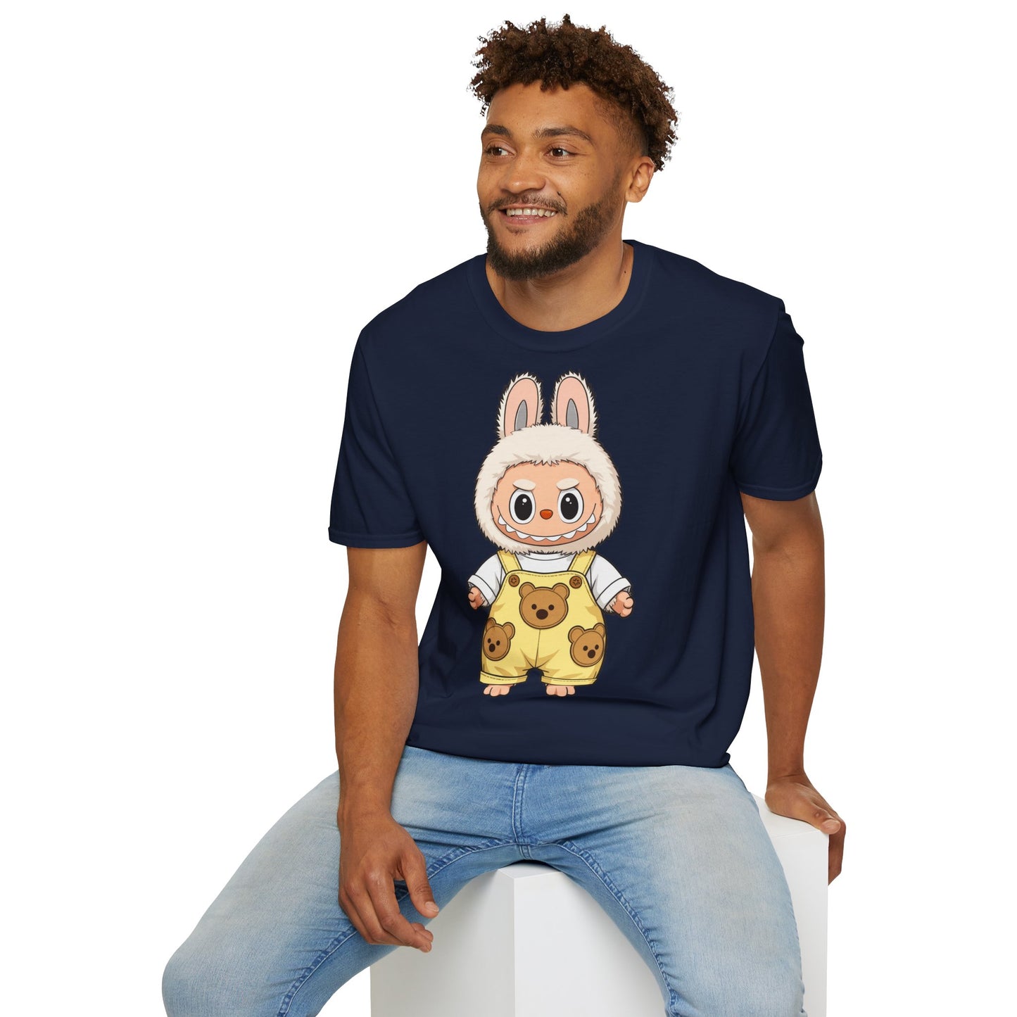 T-Shirt Unisex Labubu Softstyle – Design Kawaii con Salopette Orsetto.