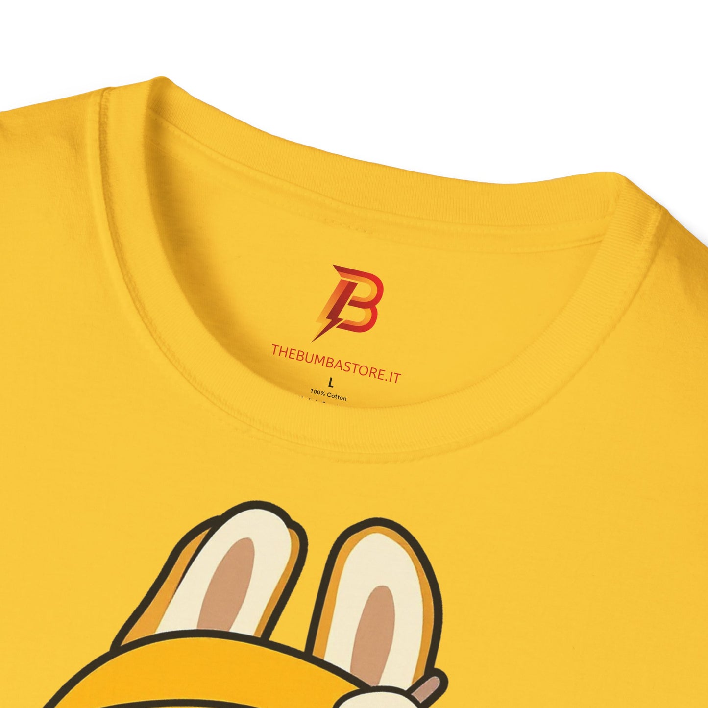 T-Shirt Unisex Labubu Softstyle – Design Kawaii con Cappello e Salopette.