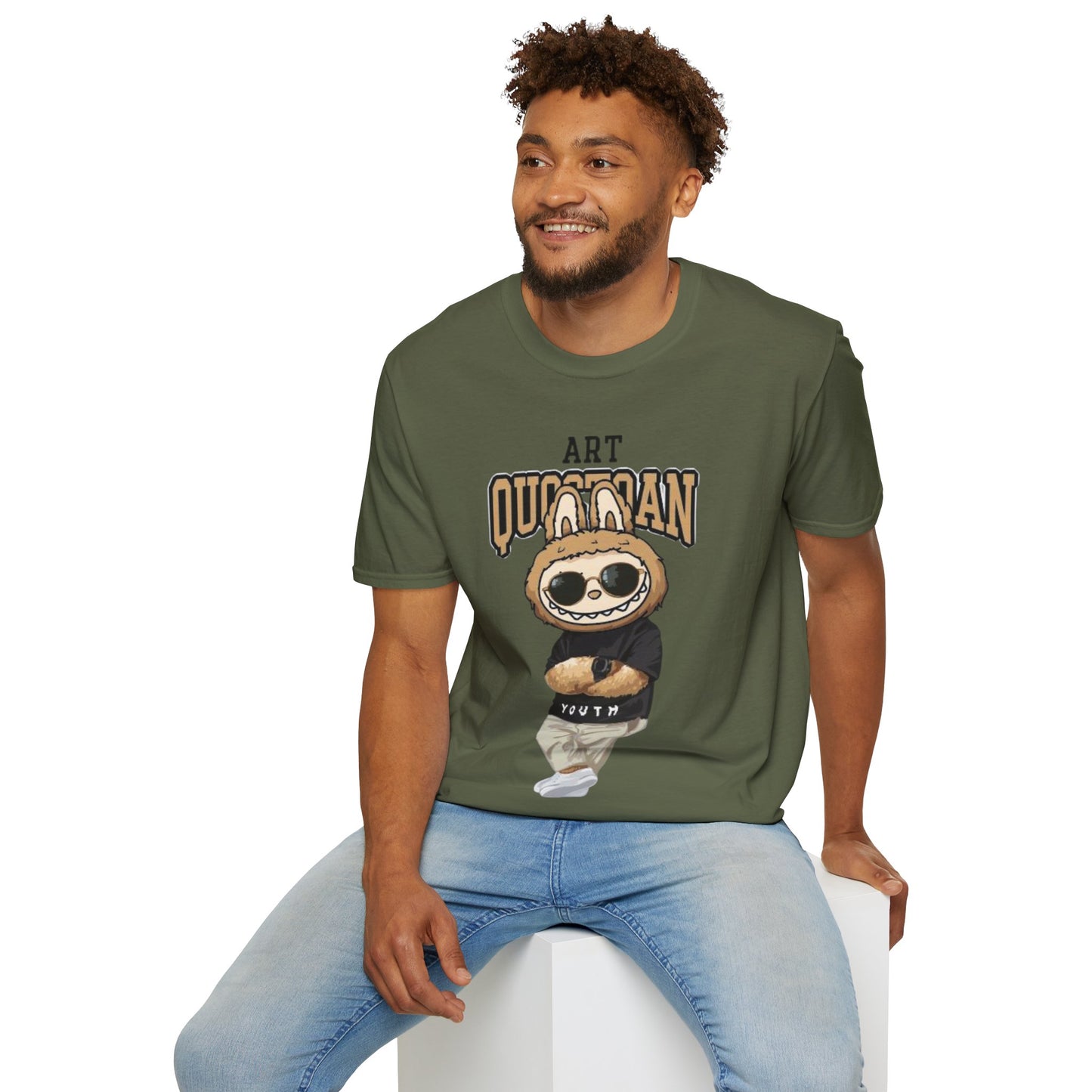 T-Shirt Unisex Labubu Softstyle – Design Urban Kawaii con Occhiali da Sole.