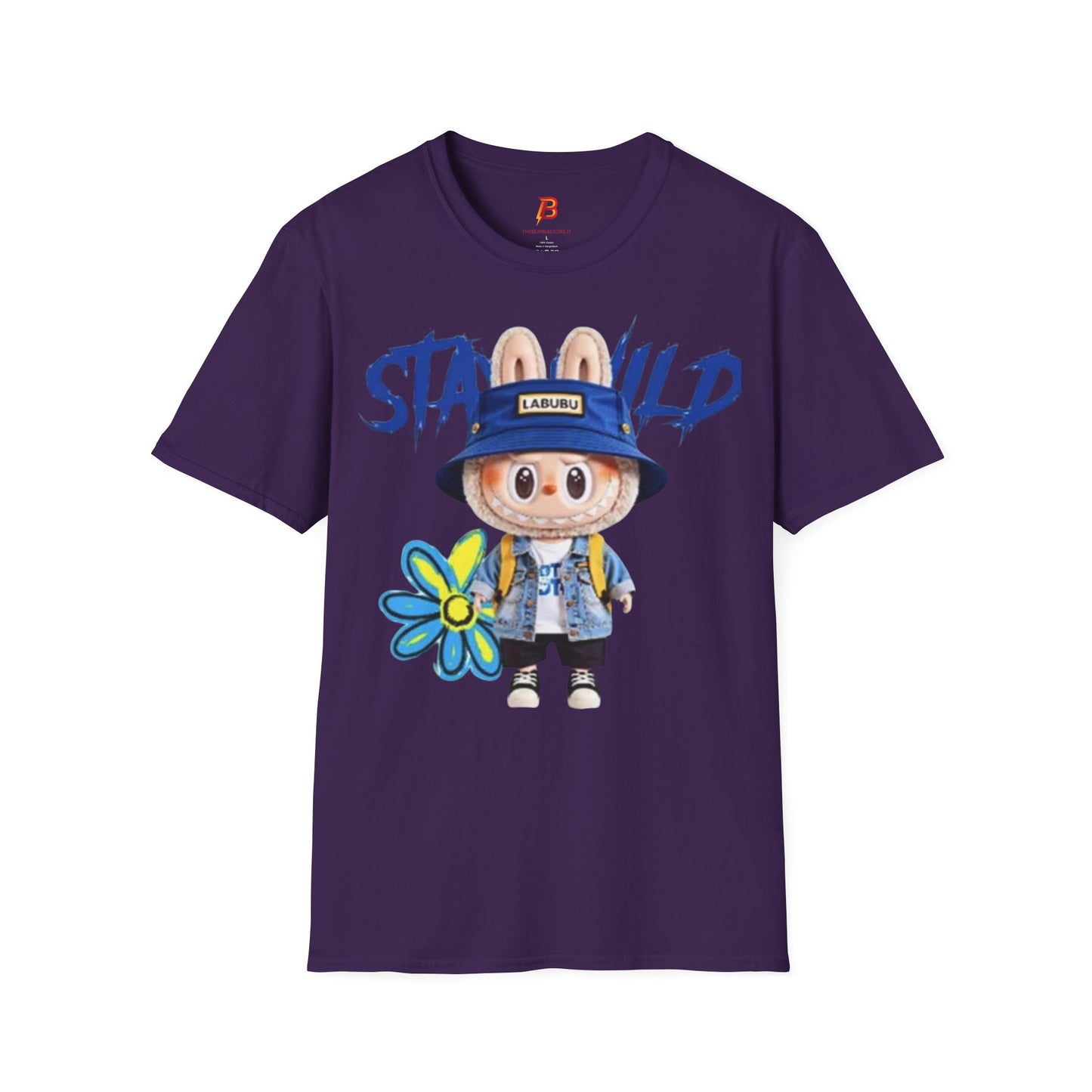 T-Shirt Unisex Labubu Softstyle – Design Kawaii Streetwear con Fiore “Stay Wild”.