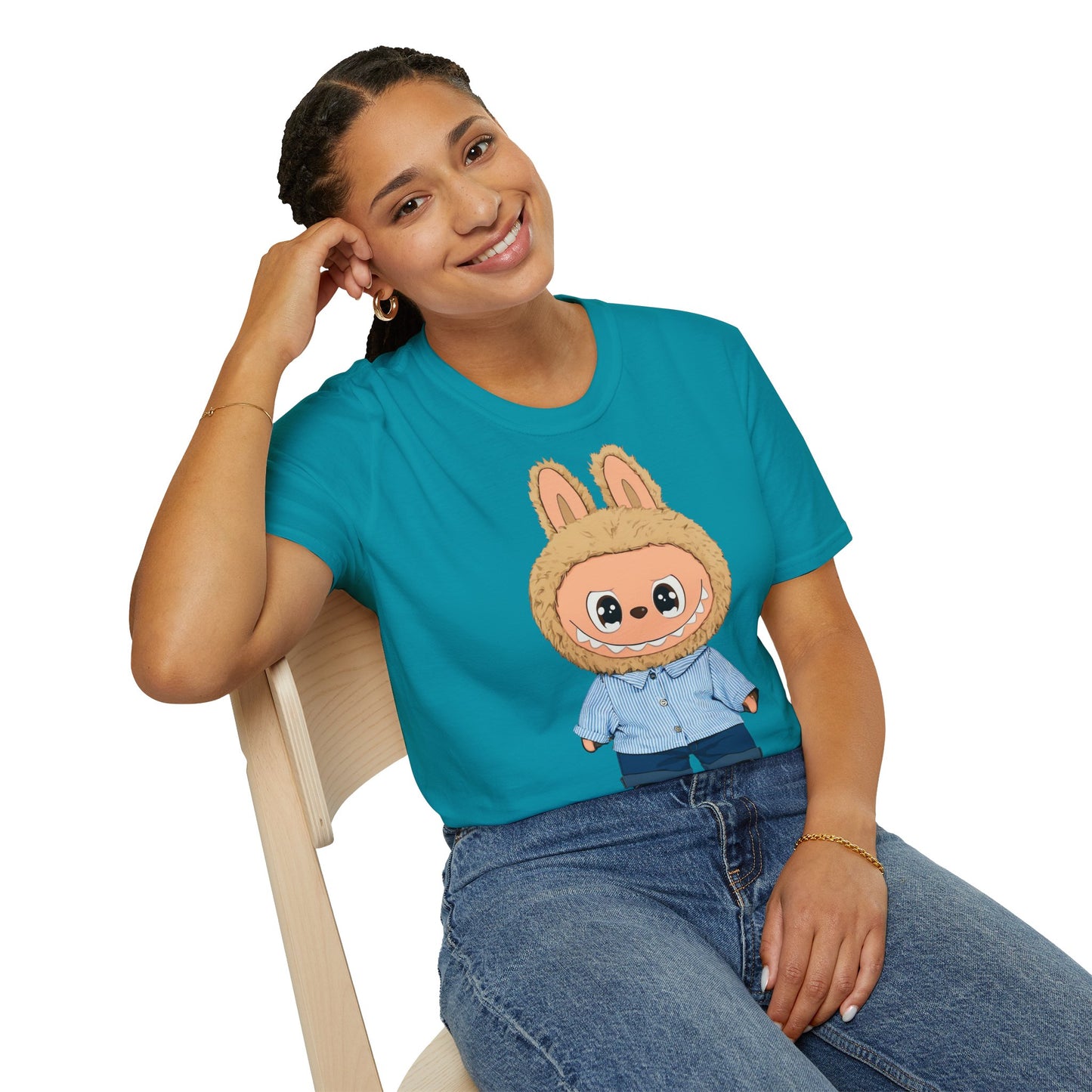 T-Shirt Unisex Labubu Softstyle – Design Kawaii con Camicia a Righe Azzurre.