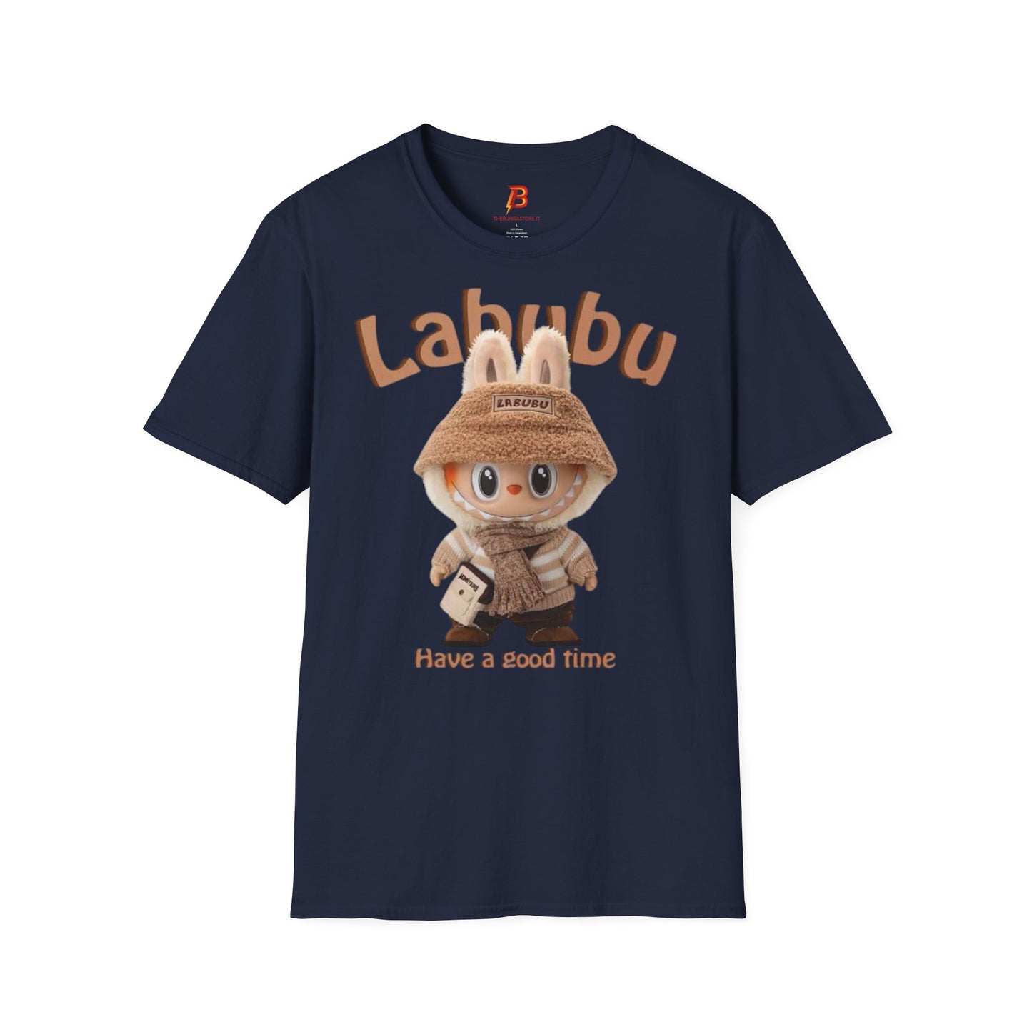 T-Shirt Unisex Labubu Softstyle – Design Kawaii Casual con Bucket Hat “Have a Good Time”.