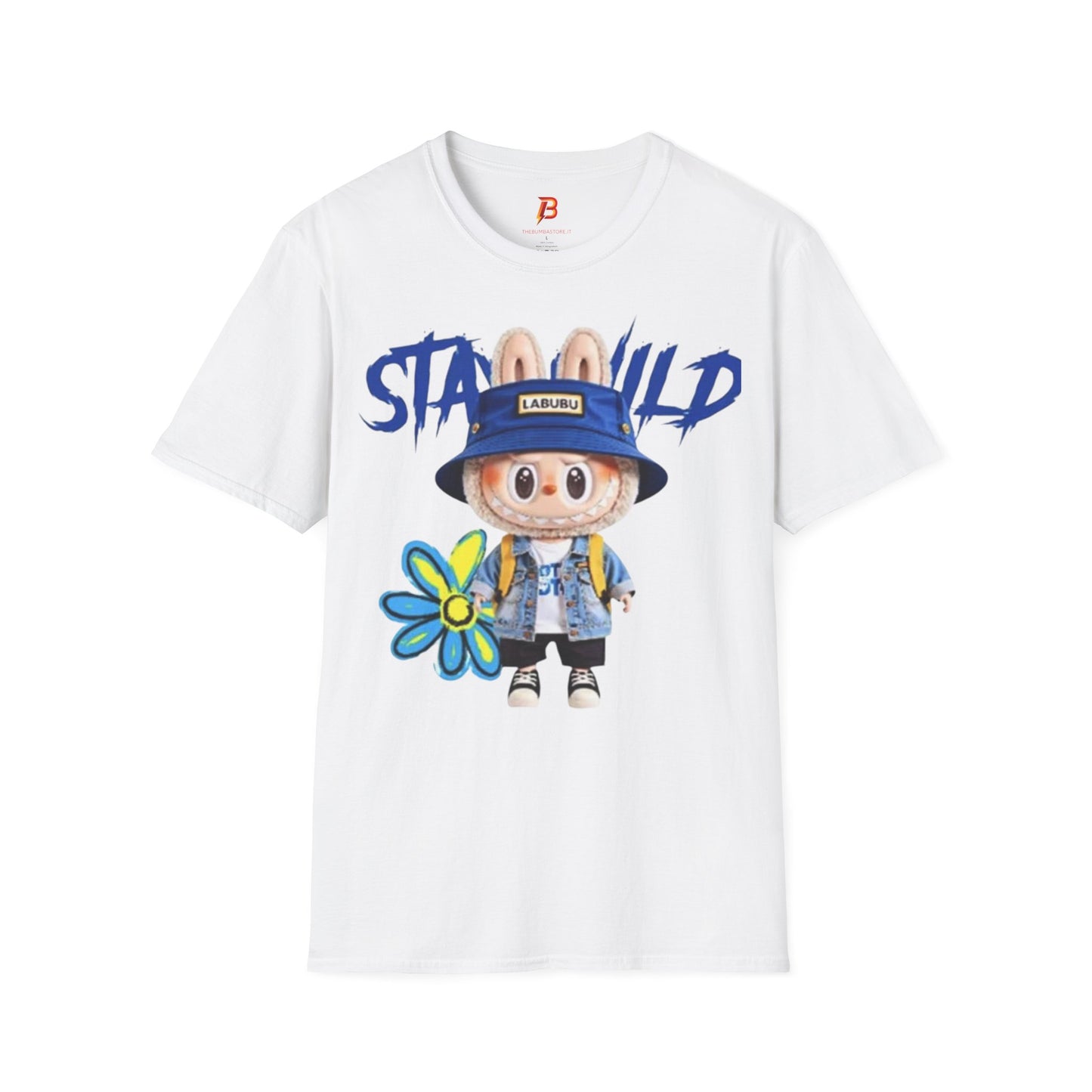 T-Shirt Unisex Labubu Softstyle – Design Kawaii Streetwear con Fiore “Stay Wild”.