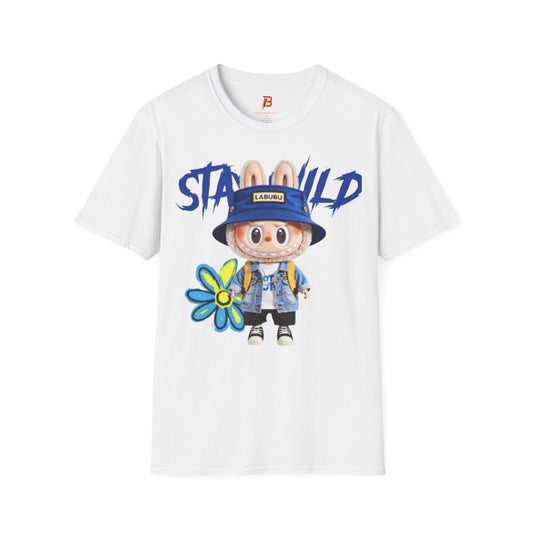 T-Shirt Unisex Labubu Softstyle – Design Kawaii Streetwear con Fiore “Stay Wild”.