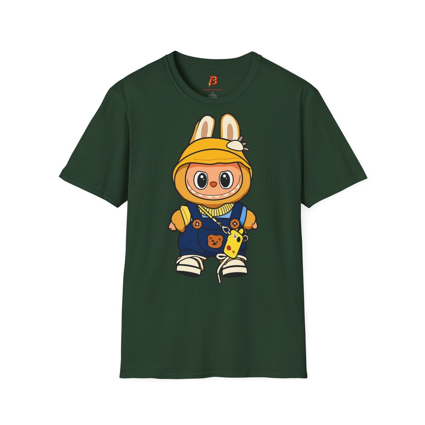 T-Shirt Unisex Labubu Softstyle – Design Kawaii con Cappello e Salopette.