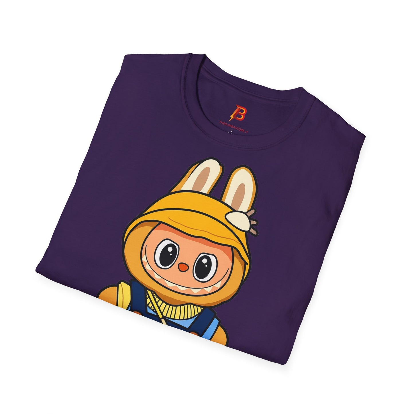 T-Shirt Unisex Labubu Softstyle – Design Kawaii con Cappello e Salopette.