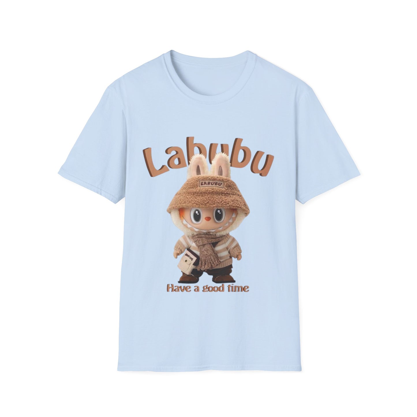 T-Shirt Unisex Labubu Softstyle – Design Kawaii Casual con Bucket Hat “Have a Good Time”.