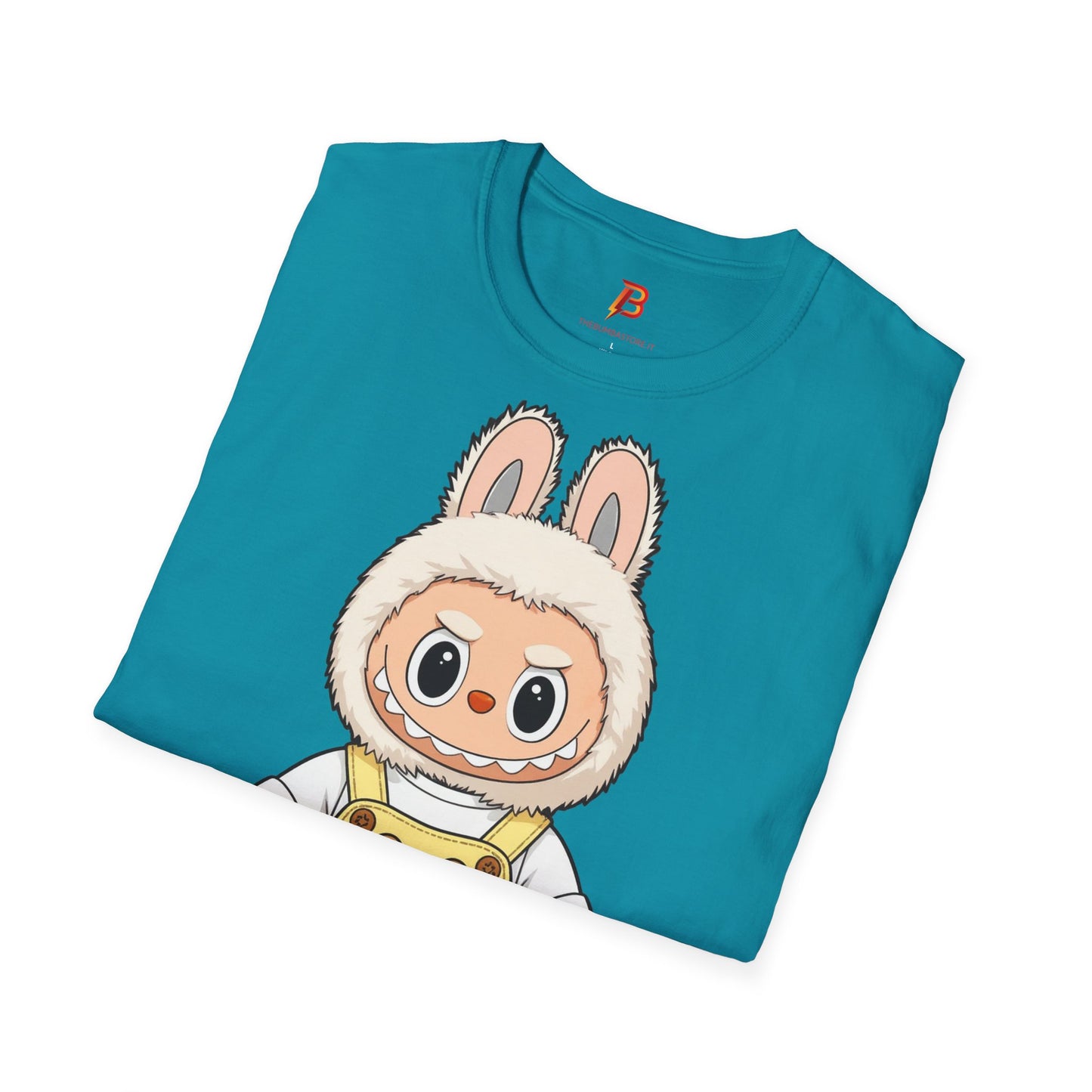 T-Shirt Unisex Labubu Softstyle – Design Kawaii con Salopette Orsetto.