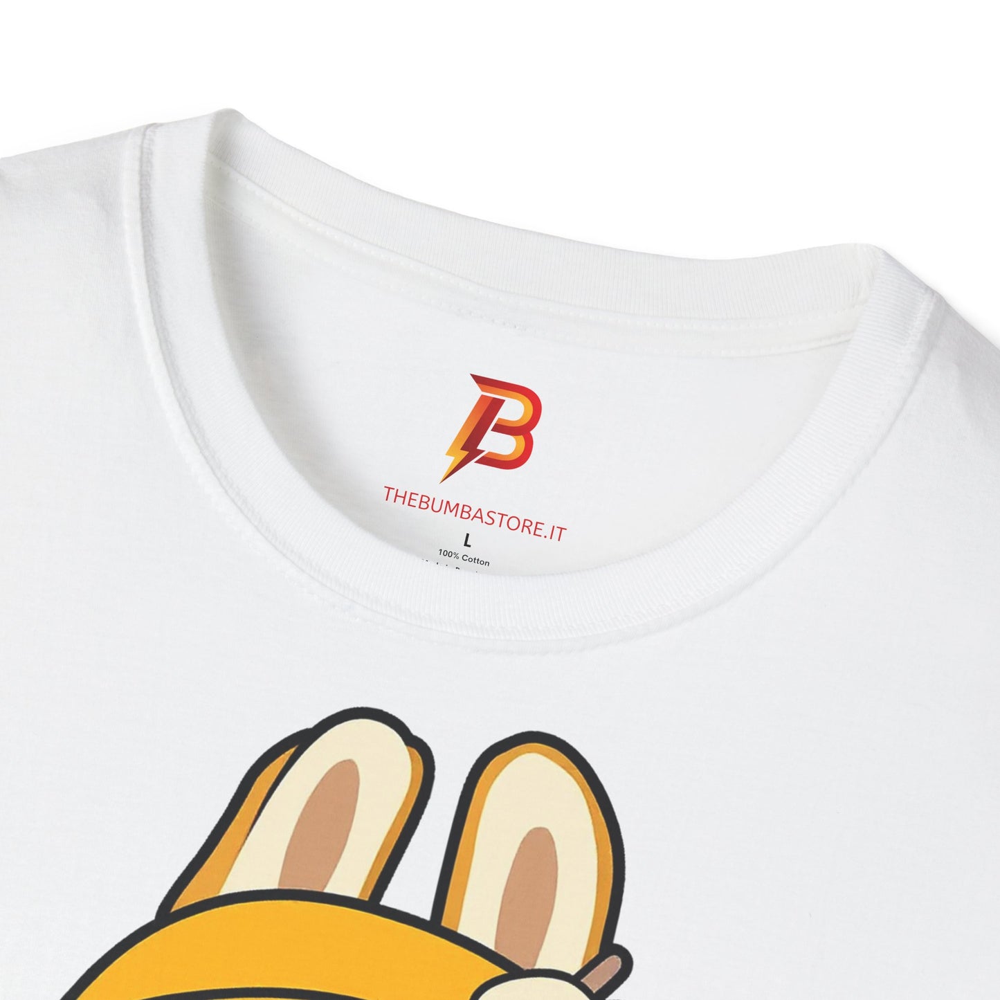 T-Shirt Unisex Labubu Softstyle – Design Kawaii con Cappello e Salopette.