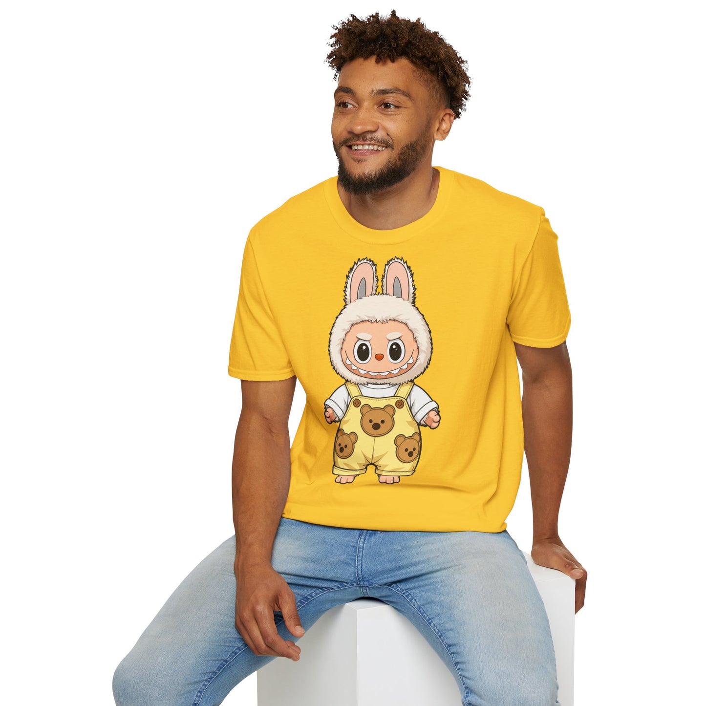 T-Shirt Unisex Labubu Softstyle – Design Kawaii con Salopette Orsetto.
