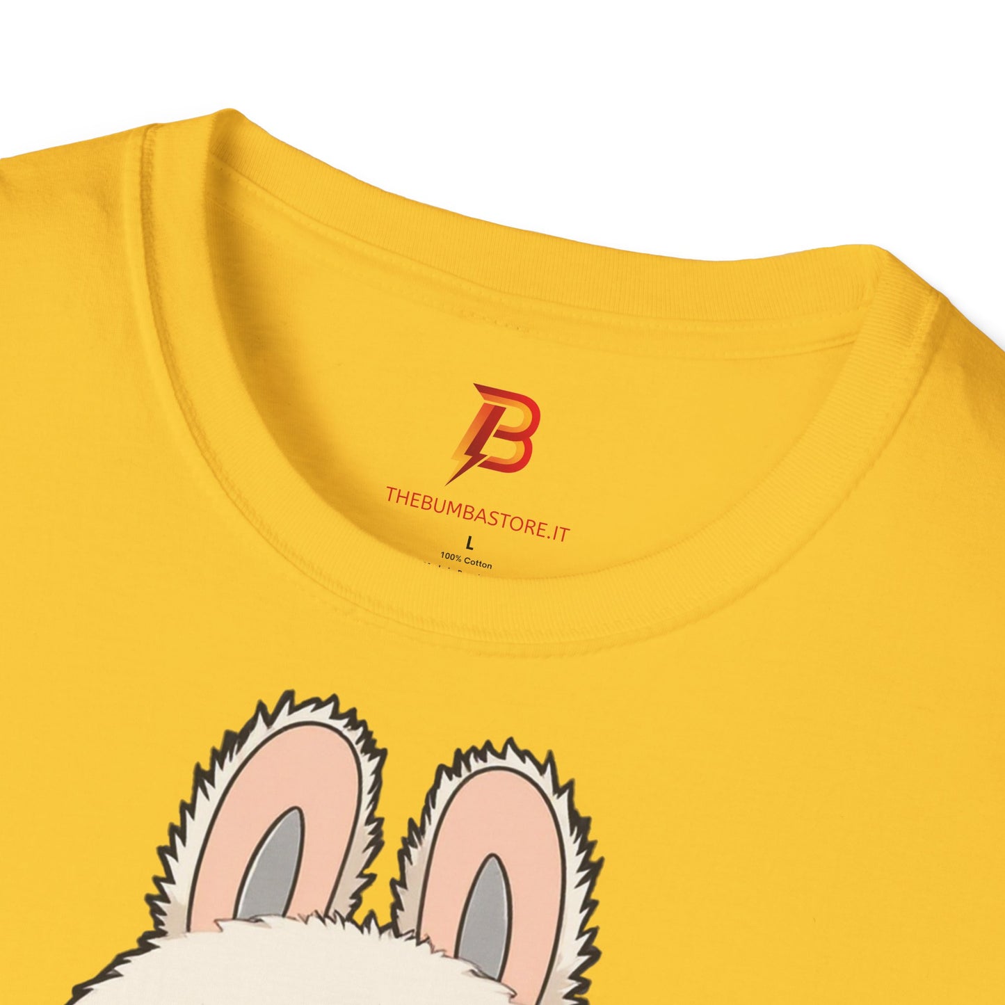 T-Shirt Unisex Labubu Softstyle – Design Kawaii con Salopette Orsetto.