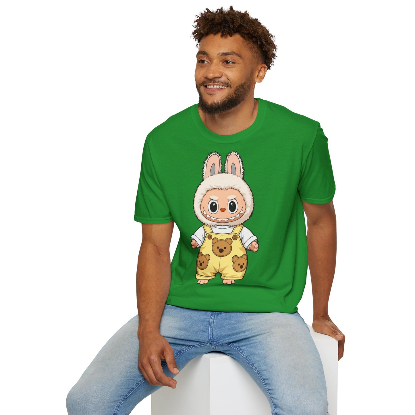 T-Shirt Unisex Labubu Softstyle – Design Kawaii con Salopette Orsetto.